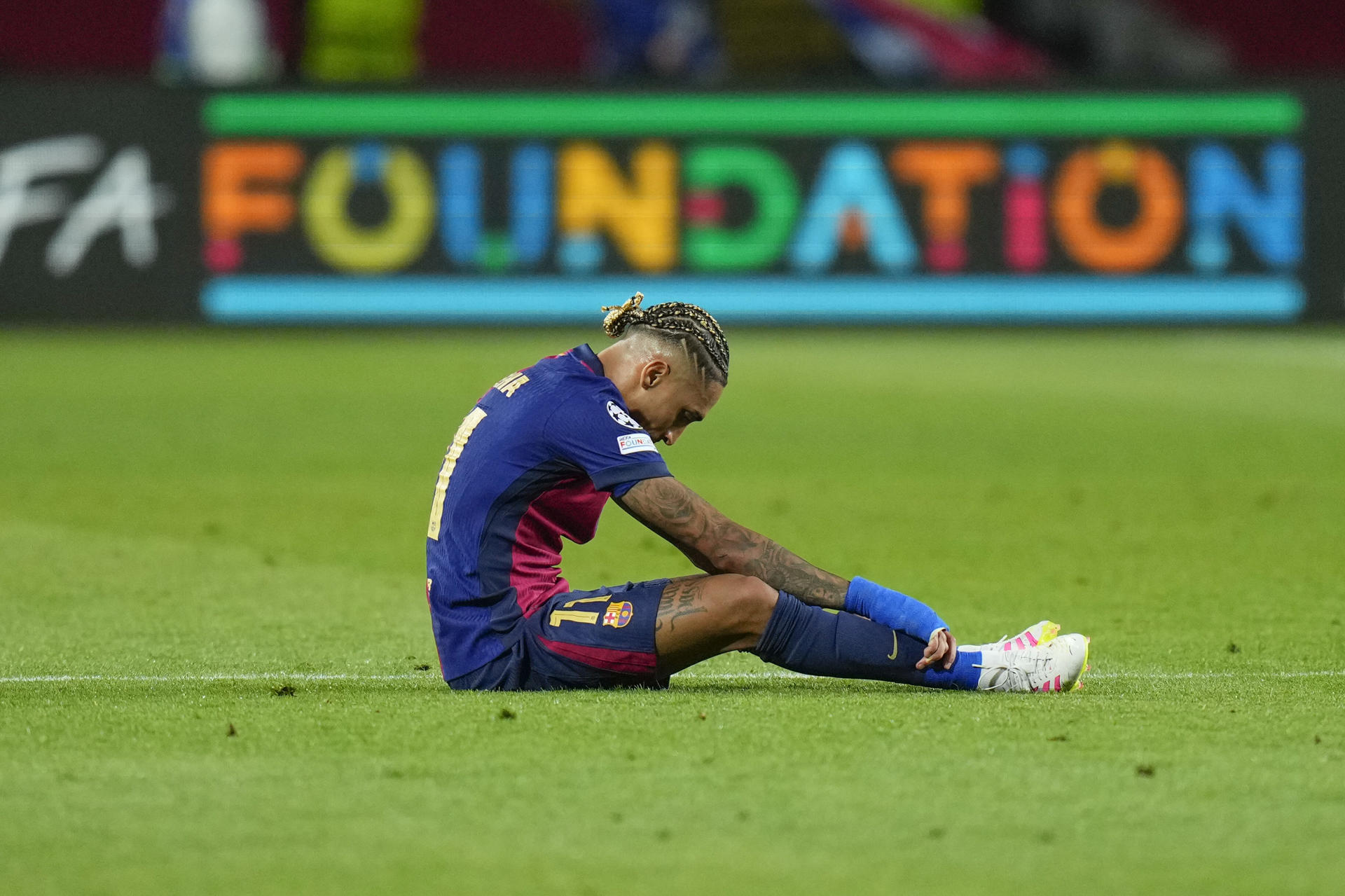El delantero brasileño del FC Barcelona, Raphinha, a la finalización del encuentro correspondiente a la ida de las semifinales de la Liga de Campeones que han disputado FC Barcelona e Inter en el estadio Olímpico Lluis Company, en Barcelona. EFE / Siu Wu.