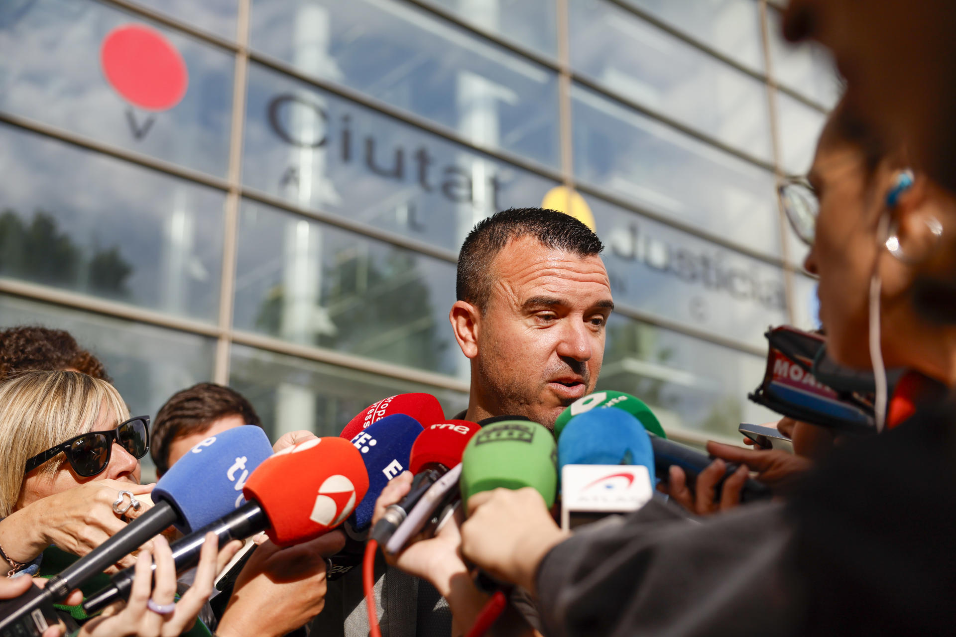 El presidente de la Diputación de Valencia, Vicent Mompó, ha llegado este martes a declarar como testigo en la causa judicial sobre la gestión de la dana "con ganas de colaborar y de responder a todas las preguntas" que se le planteen. EFE/ Ana Escobar