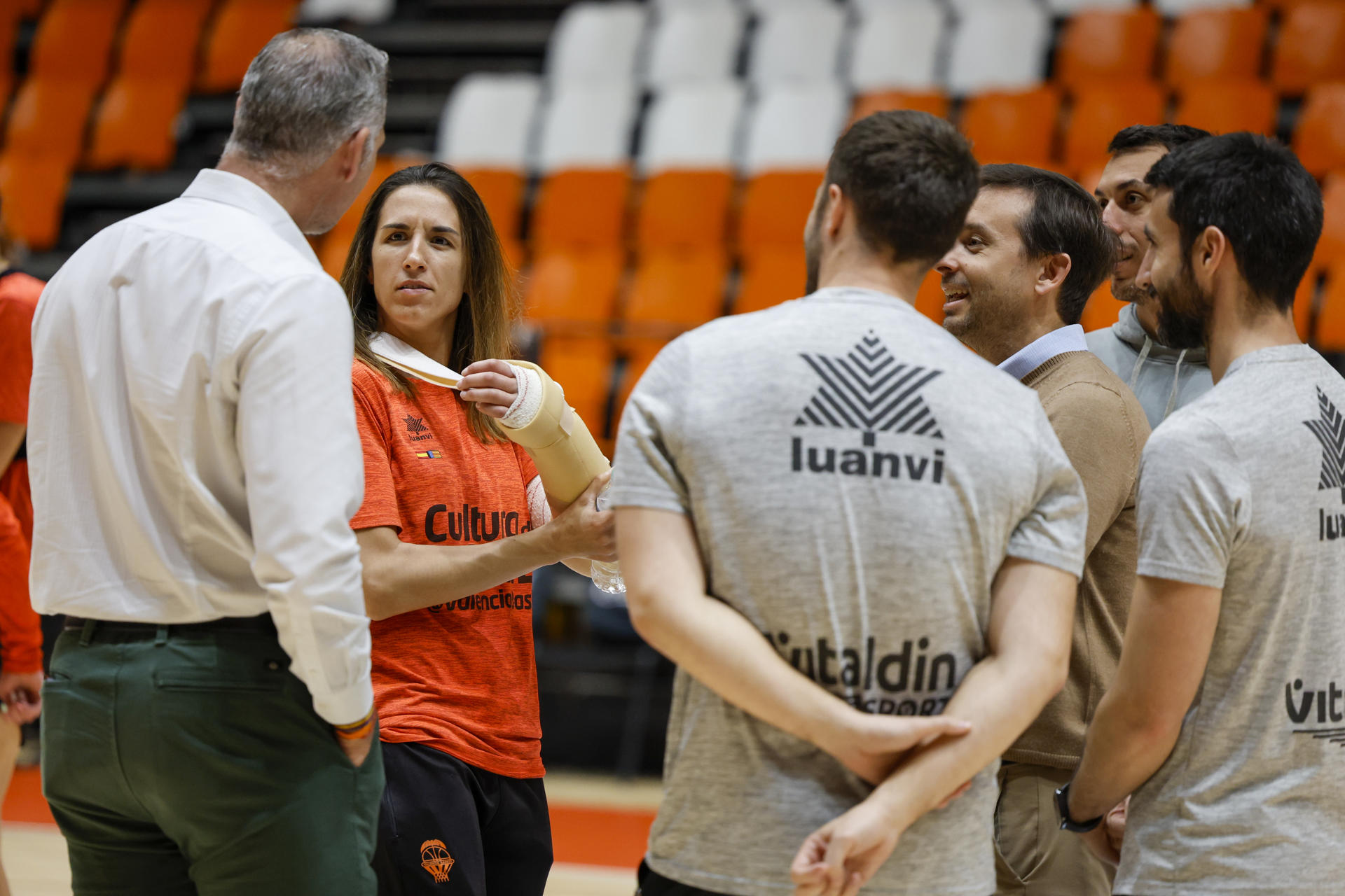 La capitana del Valencia Basket, Queralt Casas, que sufrió una fractura de cúbito y radio en su brazo izquierdo el pasado viernes ante el Cadi La Seu, durante el entrenamiento realizado este martes con motivo de la Final a Seis de la Euroliga femenina de baloncesto que se disputará el próximo fin de semana en Zaragoza. EFE/Ana Escobar
