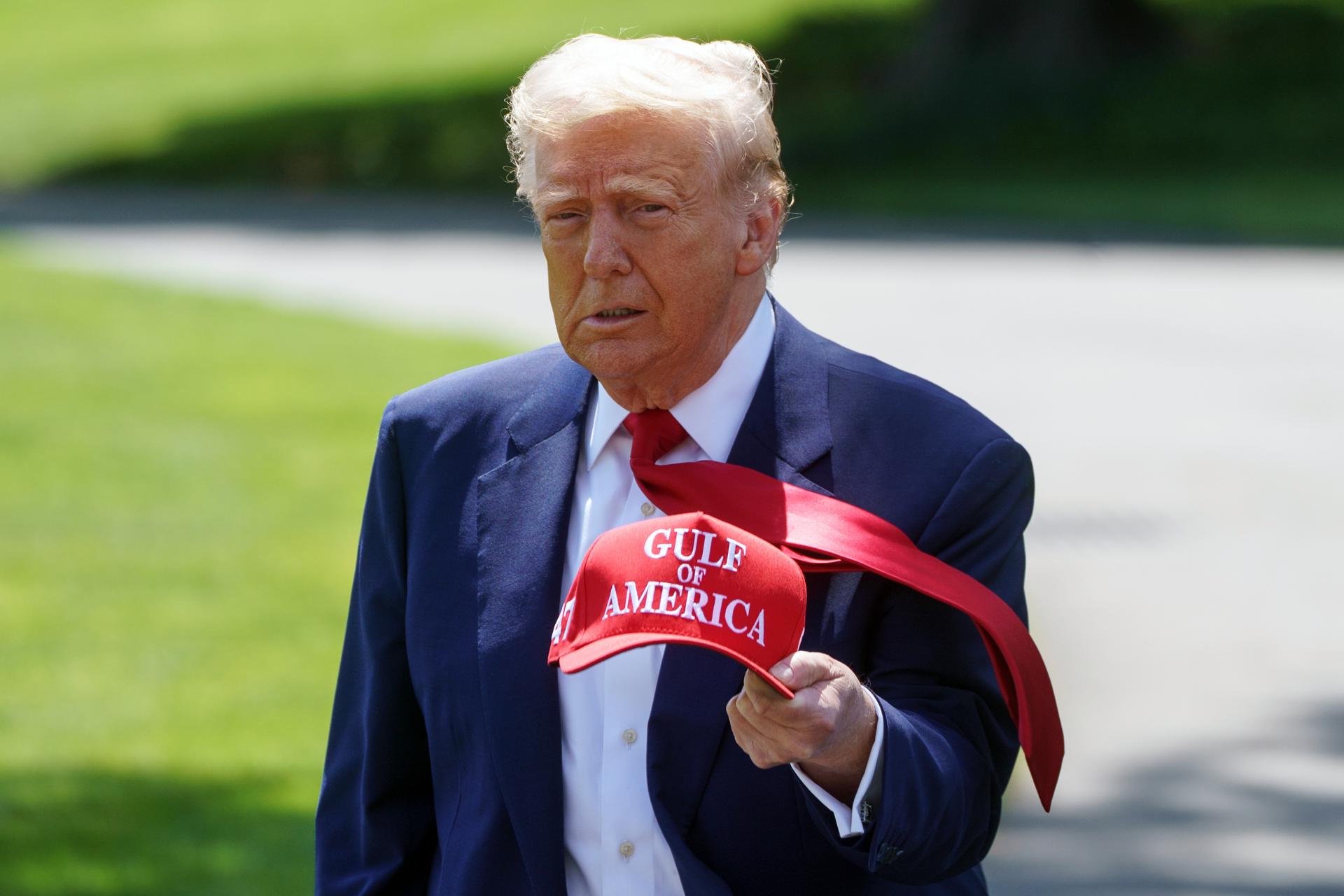 El presidente de EE.UU. Donald Trump camina sosteniendo una gorra de béisbol 'Golfo de América' en el Jardín Sur de la Casa Blanca antes de partir hacia Michigan, en Washington, DC, EE.UU., 29 de abril de 2025. EFE/WILL OLIVER