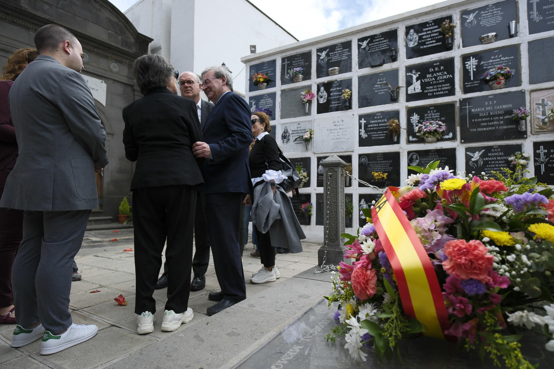 El secretario de Estado de Memoria Democrática, Fernando Martínez, ha demandado este martes más colaboración entre las administraciones regionales, provinciales, insulares y locales para desarrollar políticas públicas de memoria y seguir indagando y exhumando restos de represaliados por todo el país. En una visita al municipio de Arucas, en Gran Canaria, donde ha conocido la labor de la Asociación de Memoria Histórica de Arucas (AMHA) y su presidenta, Pino Sosa, Martínez ha insistido en la necesidad de seguir indagando en pozos y lugares en los que se cree que pudieron haber sido arrojadas estas personas para devolverles la memoria y acabar con el olvido al que han sido sometidas sus familias. En la imagen, el secretario de Estado de Memoria Democrática, Fernando Martínez López (d); el delegado del Gobierno en Canarias, Anselmo Pestana (2d); y la presidenta de la Asociación por la memoria de Arucas (3d), Pino Sosa, visitaron este marte el panteón de la Memoria Histórica del cementerio municipal de Arucas (Gran Canaria), donde realizaron una ofrenda floral. EFE/Ángel Medina G.