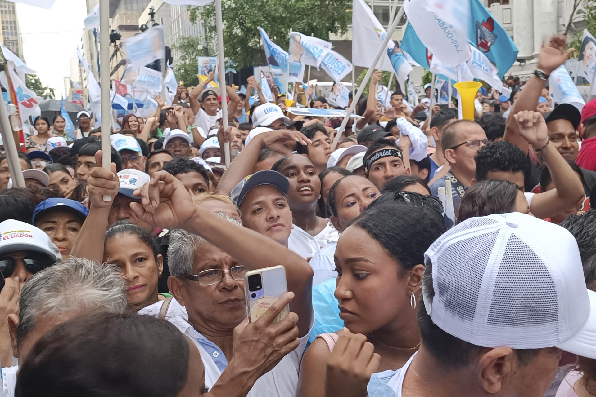 Simpatizantes de la candidata a la Presidencia de Ecuador Luisa González asisten a su cierre de campaña este jueves, en Guayaquil (Ecuador). EFE/ Carlos Durán Araújo