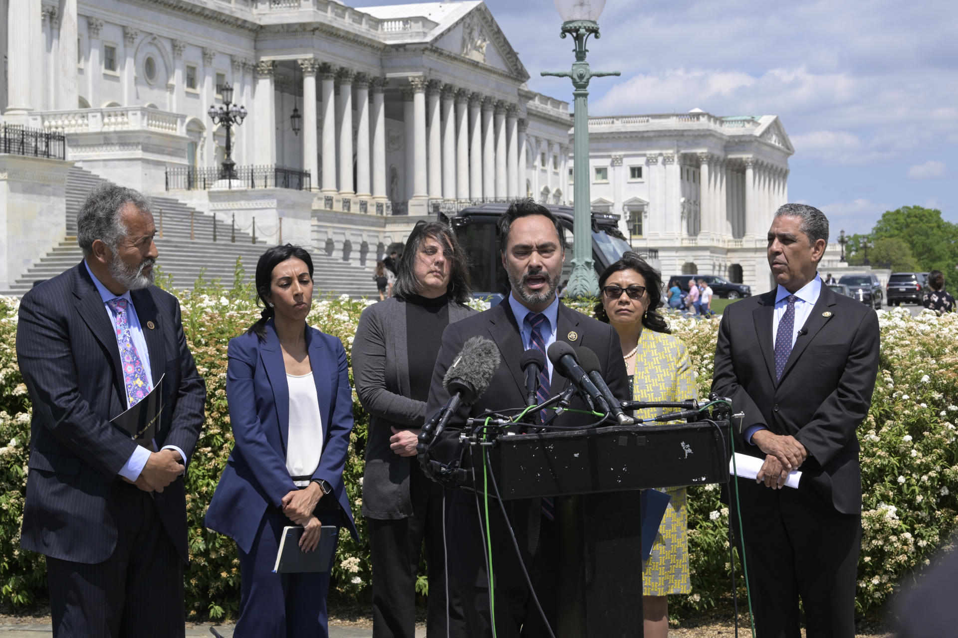 El representante por Texas del Caucus Hispano del Congreso (CHC), Joaquín Castro (c), habla durante una rueda de prensa este 30 de abril de 2025, frente al Congreso en Washington (Estados Unidos). EFE/ Lenin Nolly