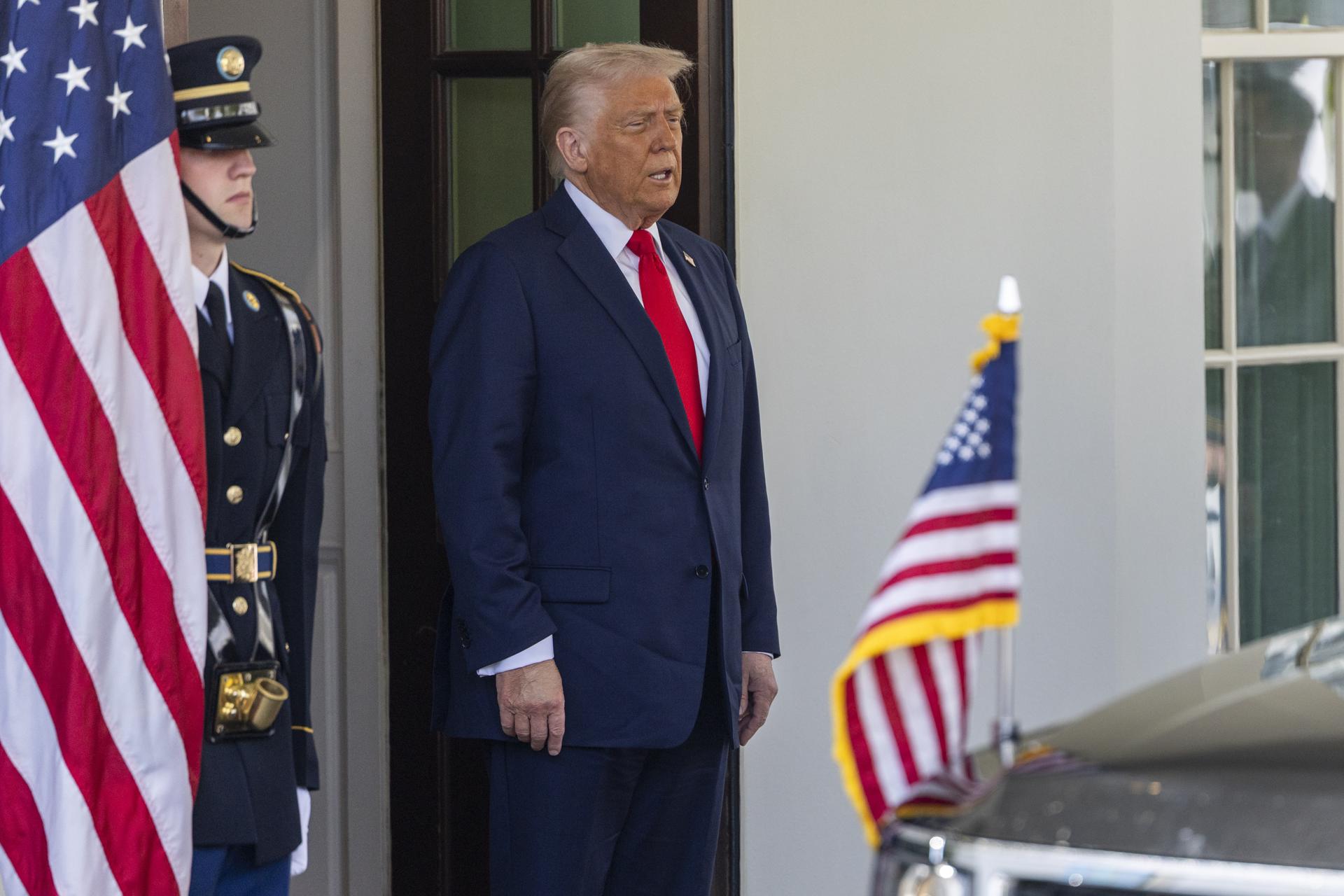 El presidente de EE. UU., Donald J. Trump, espera para saludar al presidente de El Salvador, Nayib Bukele, en la Casa Blanca en Washington, DC, EE. UU., el 14 de abril de 2025. EFE/SHAWN THEW