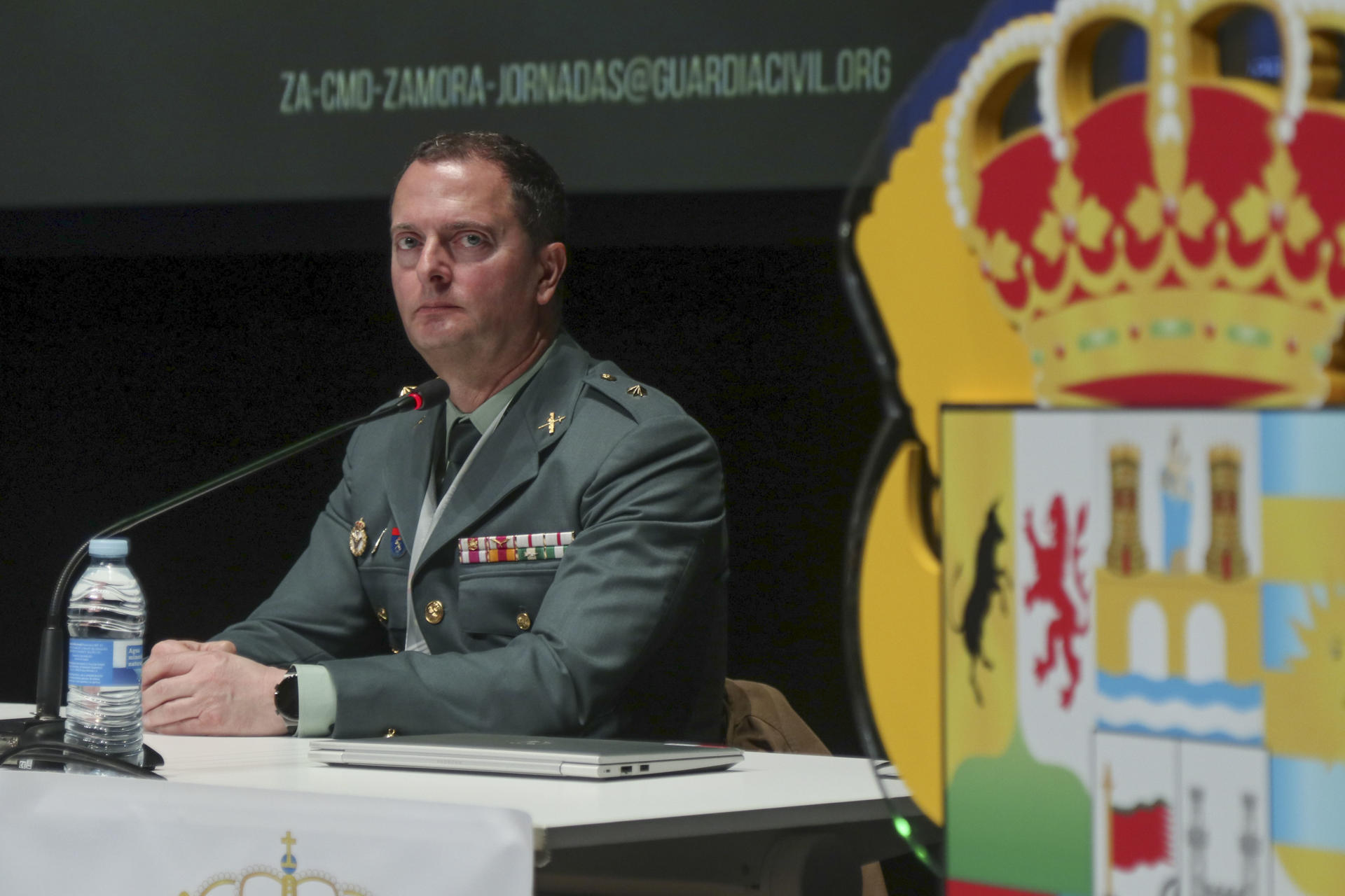 El comandante del Área de Operaciones TIC del Servicio de Informática DGGC, Miguel A. Neira (c) participa en la conferencia "Gestión y medios técnicos aplicados a las búsquedas", con motivo de las IV Jornadas sobre desapariciones involuntarias en el ámbito rural que se celebran en Zamora. EFE/ Mariam A. Montesinos