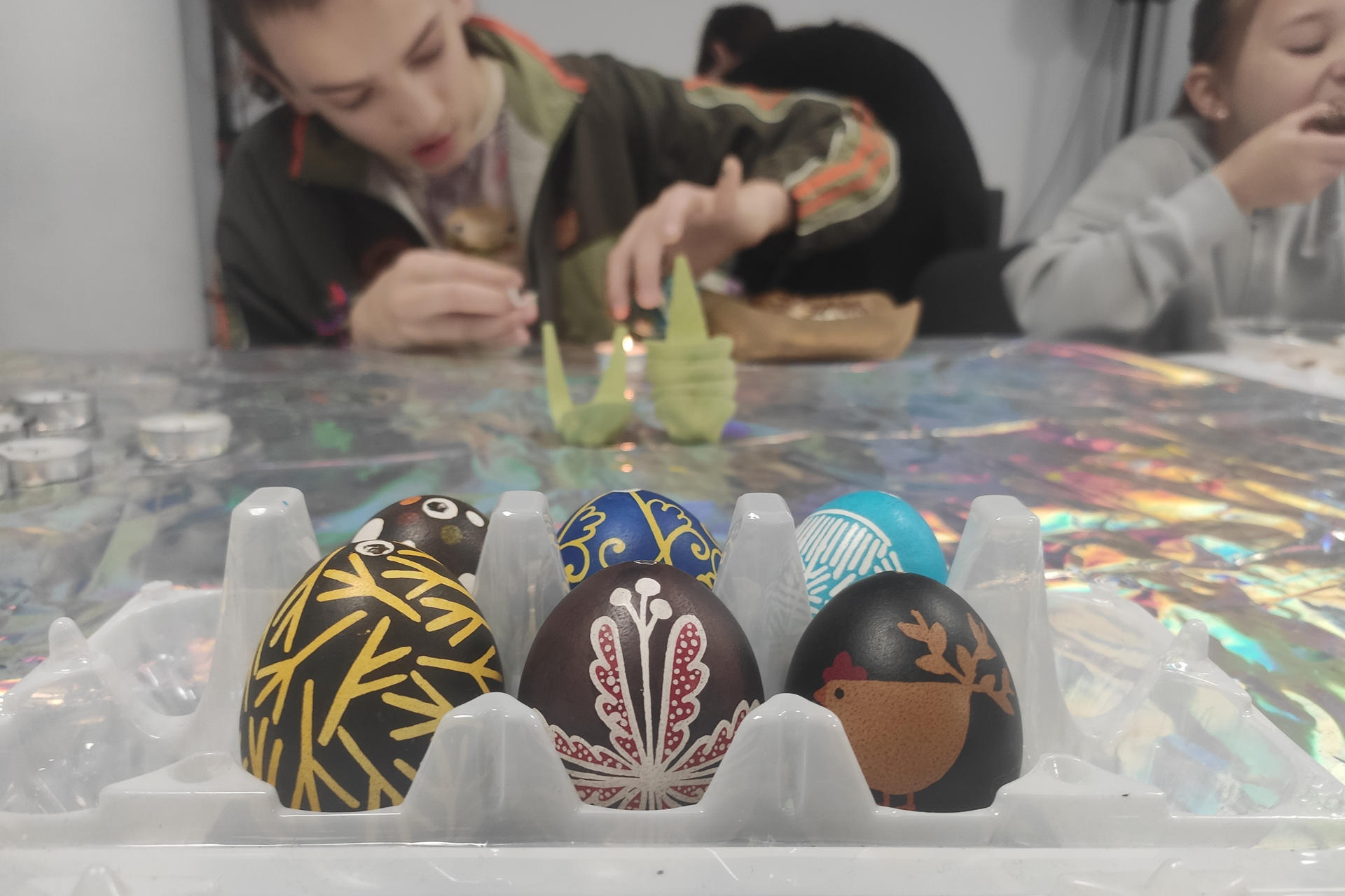 Imagen tomada en Leópolis de varios pisanki -huevos de Pascua intrincadamente decorados- que expresan esperanzas y ayudan a contrarrestar el miedo a medida que crece el interés por la tradición bajo la amenaza de Rusia a la identidad ucraniana. EFE/ Rostyslav Averchuk