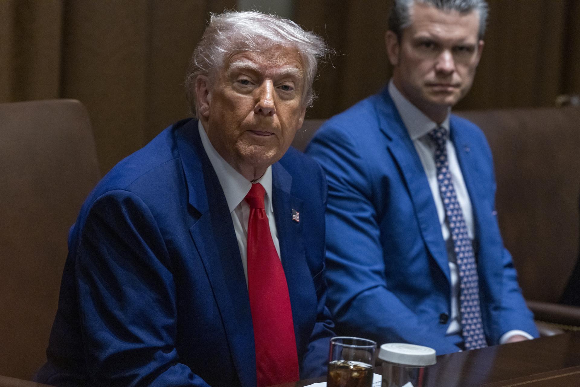El presidente estadounidense, Donald Trump, insistió este viernes en que Irán "no puede tener un arma nuclear" en referencia a las negociaciones previstas entre los dos países este fin de semana en Omán. EFE/EPA/SHAWN THEW / POOL