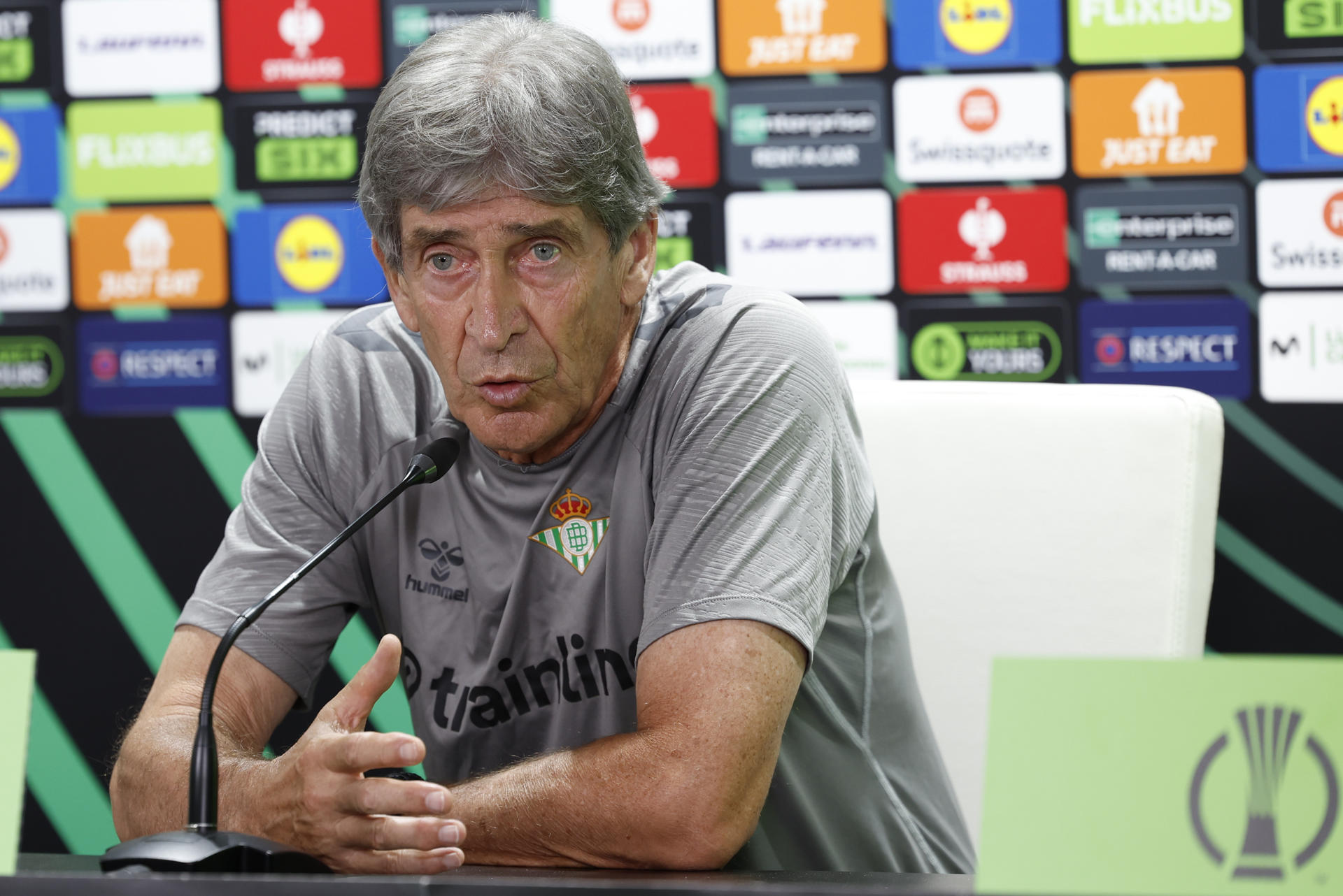 El entrenador del Real Betis, el chileno Manuel Pellegrini, durante la rueda de prensa ofrecida este miércoles en Sevilla previa al partido que disputará ante el Fiorentina. EFE/Julio Muñoz