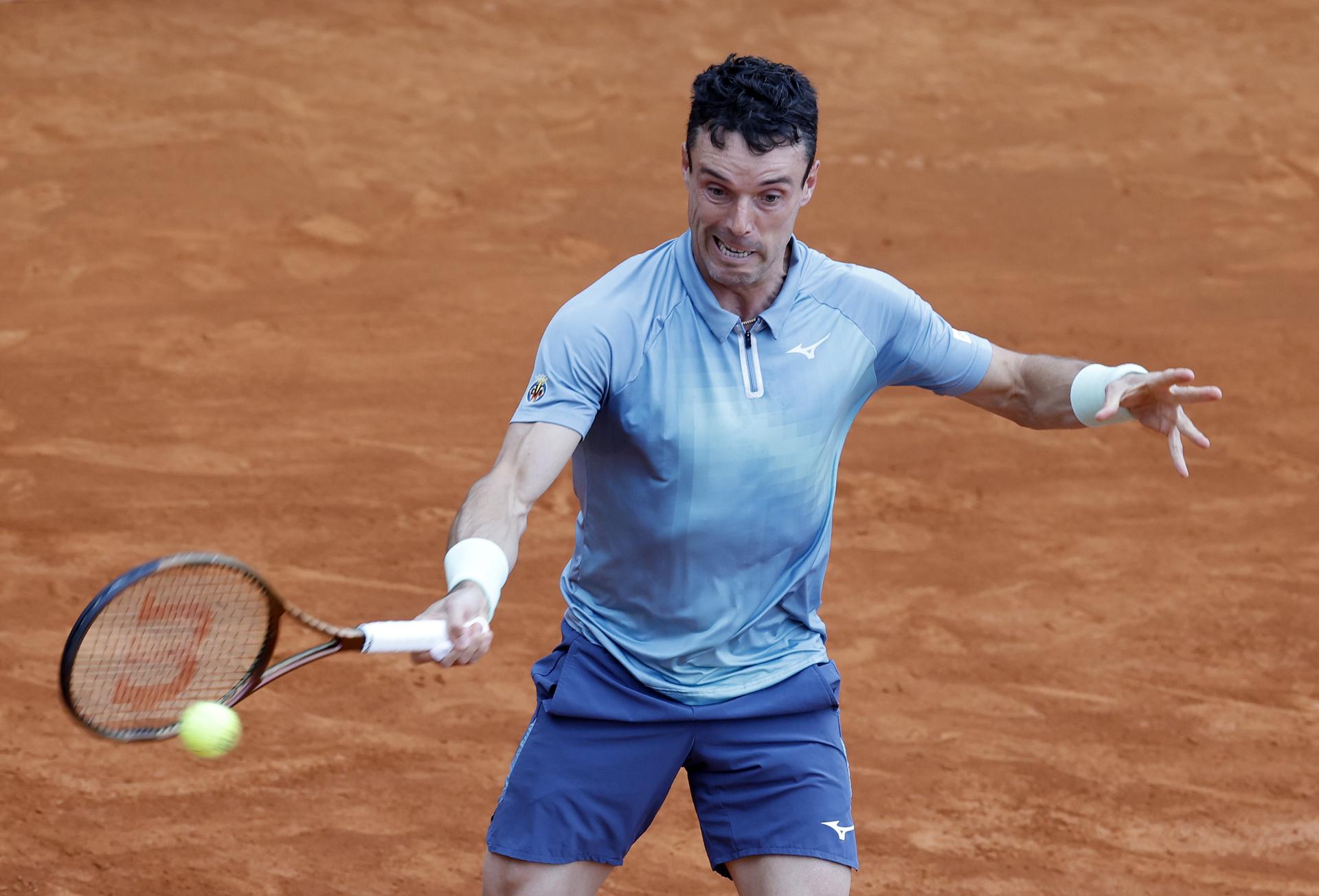 El tenista español Roberto Bautista Agut durante el partido contra el noruego Casper Ruud en Montecarlo. EFE/EPA/SEBASTIEN NOGIER