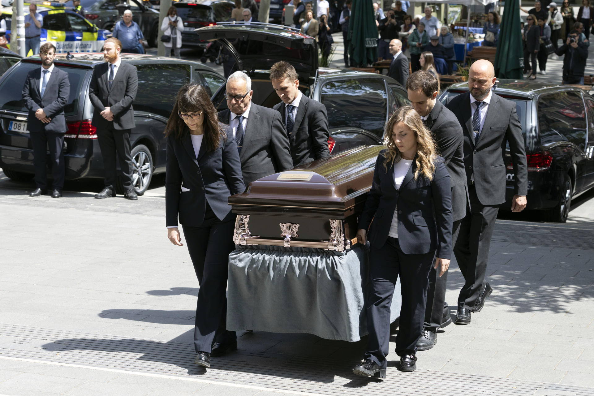 La iglesia Sant Viçens de Sarrià acoge el funeral de la familia que murió el pasado 10 de abril en un accidente de helicóptero en Nueva York: el matrimonio formado por Agustín Escobar y Mercè Camprubí, y sus tres hijos, de 10, 8 y 4 años de edad. EFE/Marta Pérez