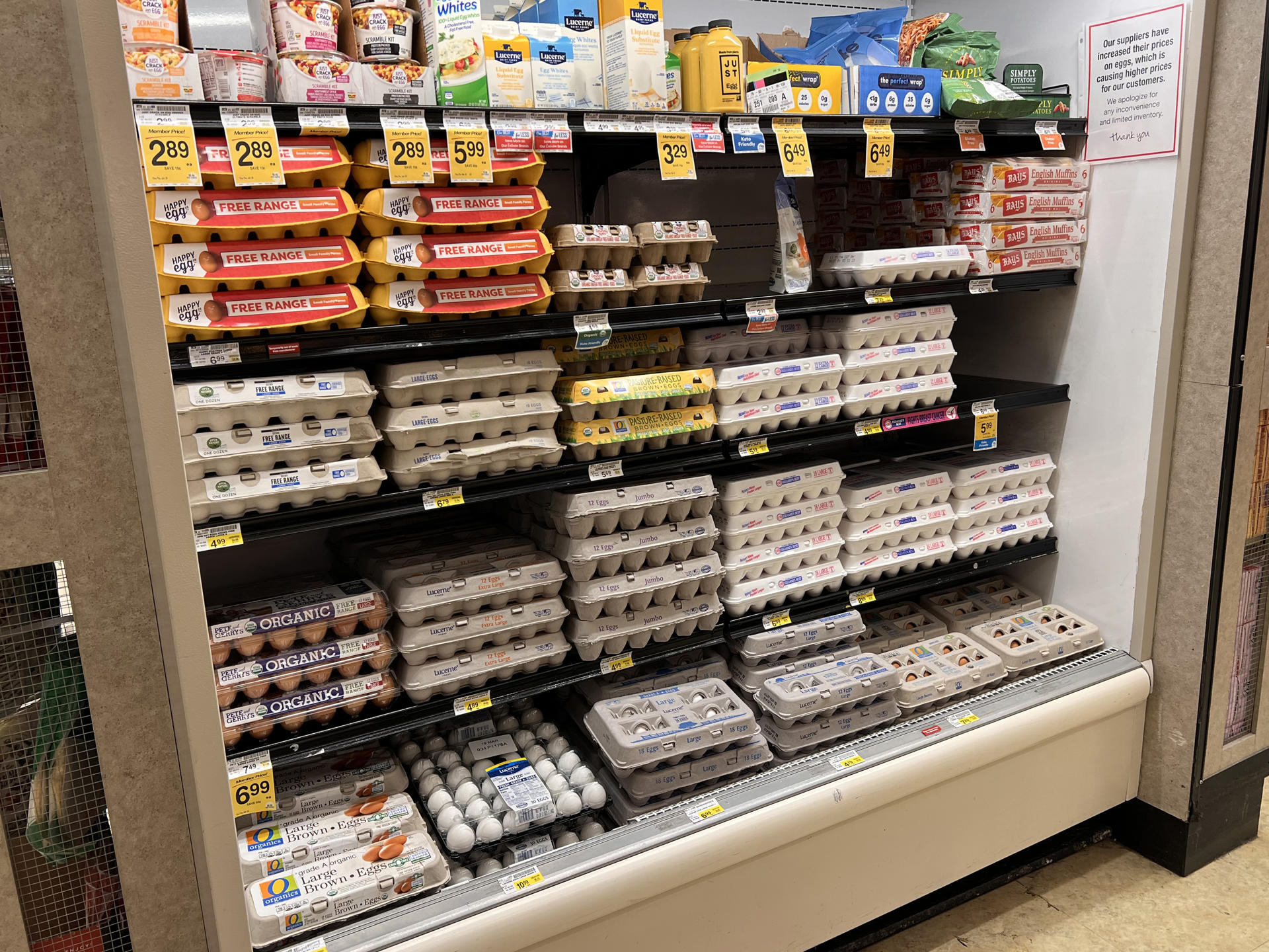 Fotografía de archivo de una nevera con huevos y sus precios en un supermercado de Washington (EE.UU.). EFE/ Octavio Guzmán