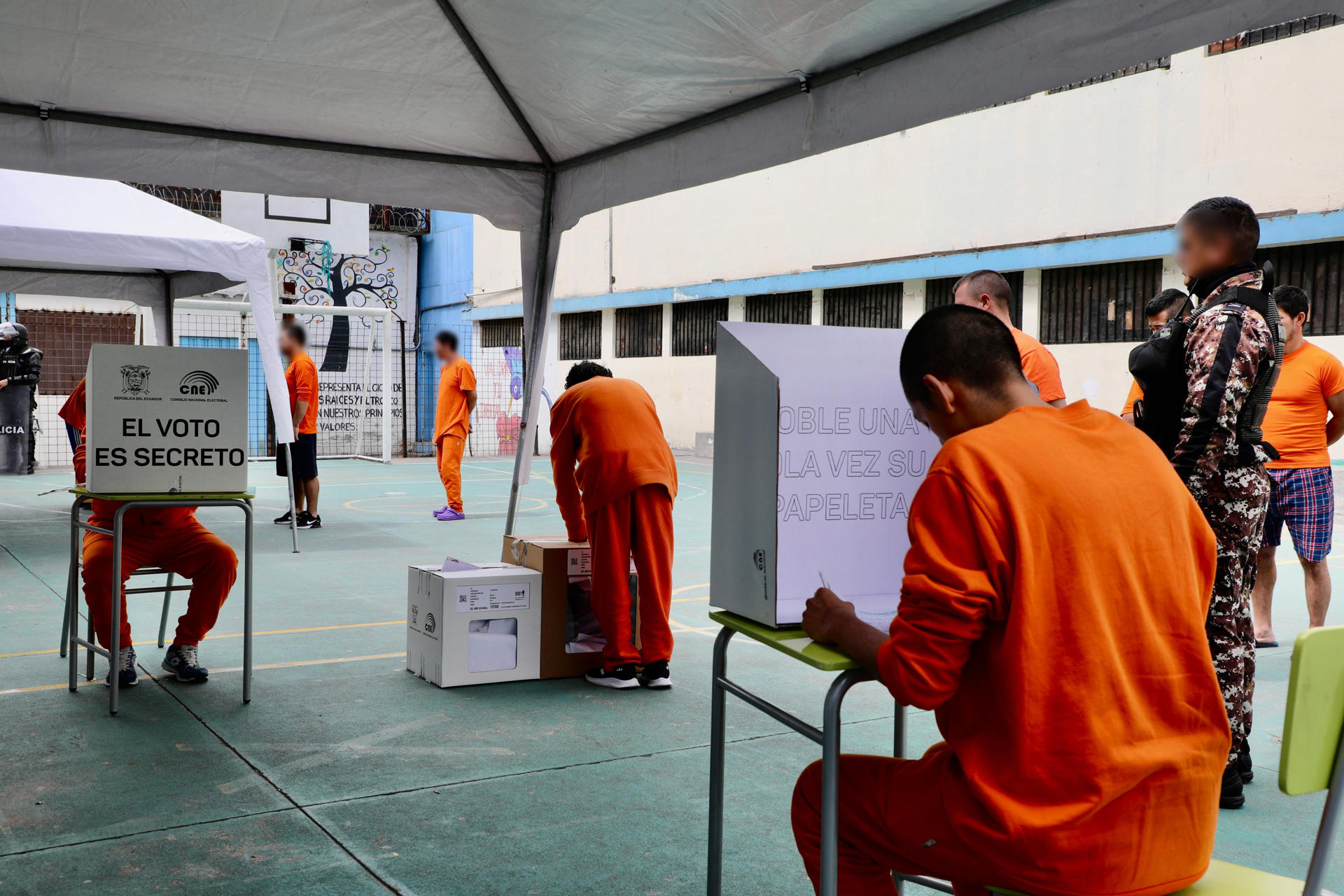 Fotografía cedida por el Servicio Nacional de Atención Integral a Personas Adultas Privadas de la Libertad (SNAI) de personas votando en una cárcel este jueves, durante las votaciones anticipadas de la segunda vuelta de las elecciones presidenciales en Ecuador, en Quito (Ecuador). EFE/ SNAI