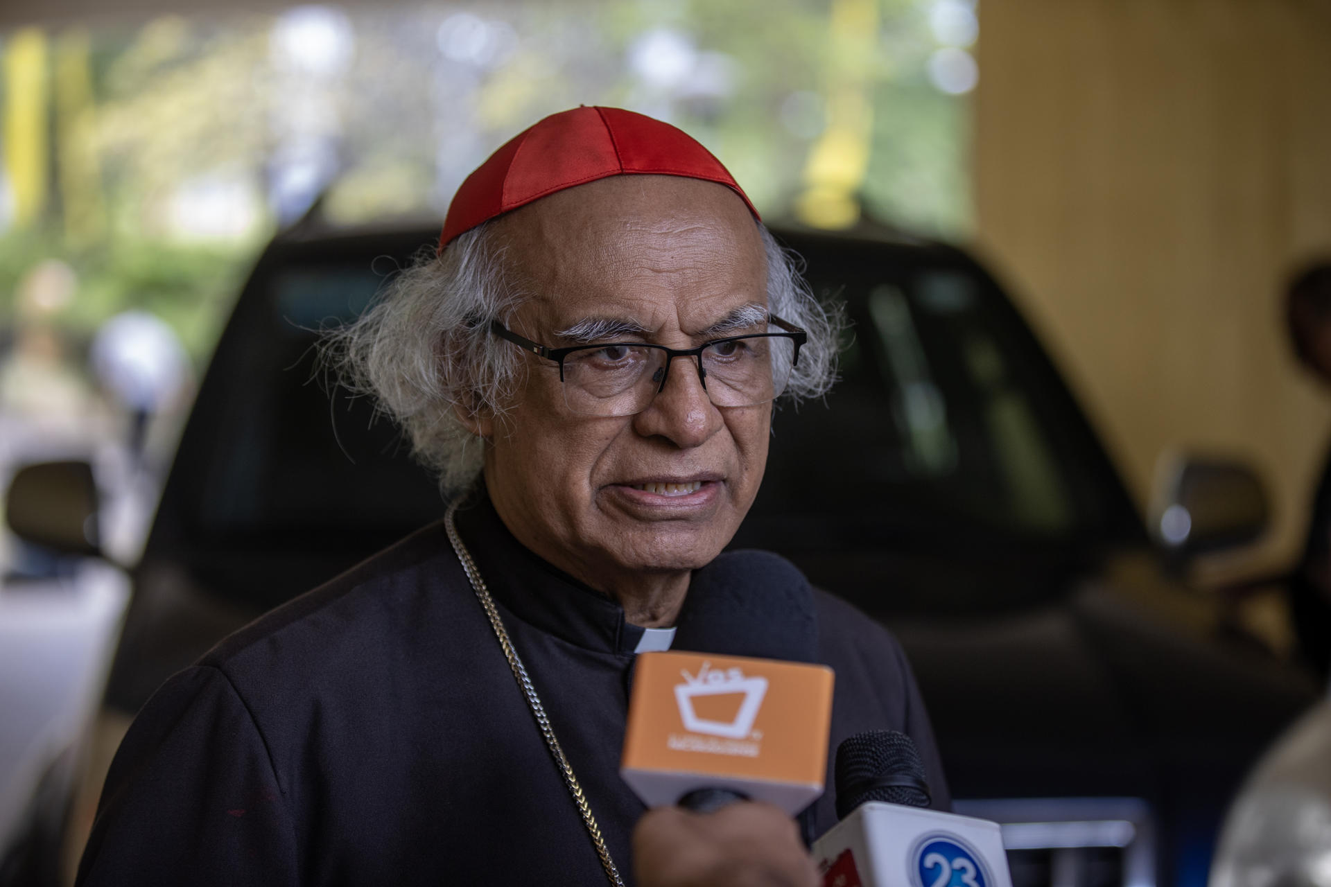 El cardenal nicaragüense y arzobispo de Managua, Leopoldo José Brenes Solórzano, habla con la prensa este lunes, en Managua (Nicaragua). EFE/ STR