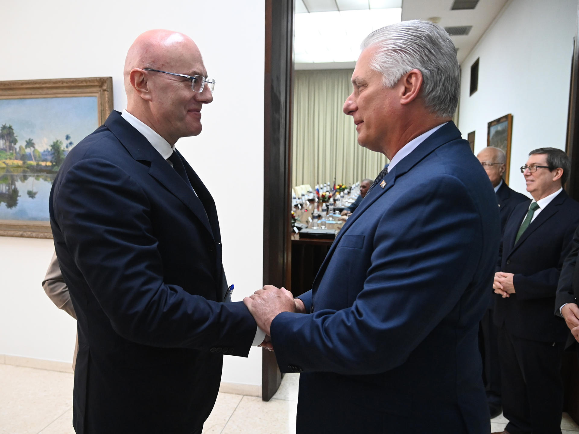 Fotografía cedida este viernes, 4 de abril, por la presidencia de Cuba en la que aparecen el presidente cubano, Miguel Díaz-Canel (d), al saludar al vice primer ministro ruso, Dmitri Chernishenko, en La Habana (Cuba). EFE/Presidencia de Cuba
