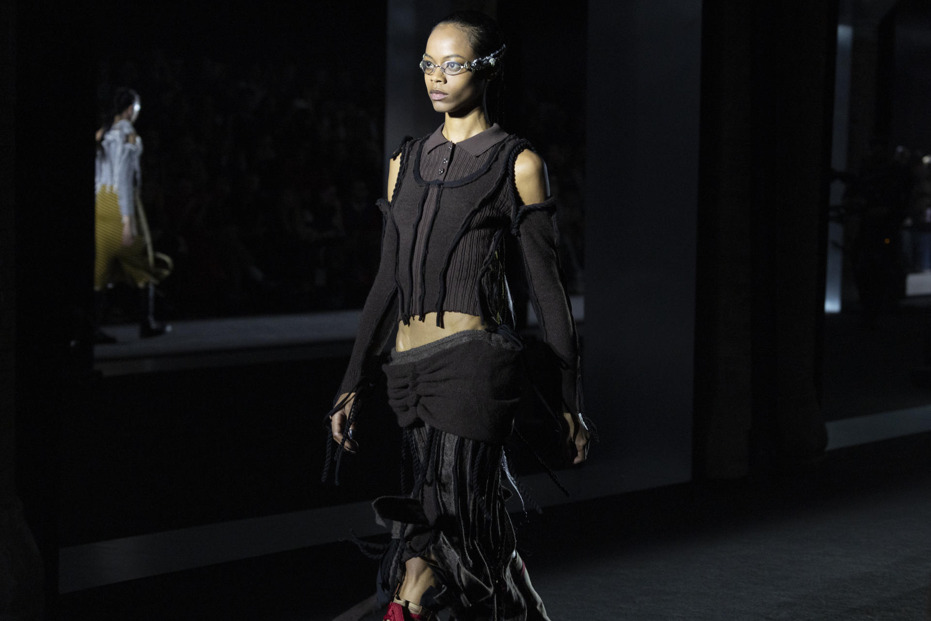 Un modelo luce un diseño de la firma ManéMané durante la última jornada de la 080 Barcelona Fashion Week.EFE/ Marta Pérez