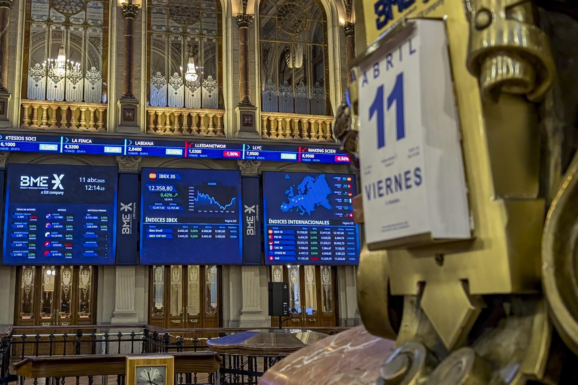 Imagen de este viernes de la Bolsa de Madrid, que cierra la sesión con pérdidas del 0,18 % y en la semana del 1 % aunque conserva los 12.000 puntos, hasta situarse en los 12.286 enteros .EFE/ Vega Alonso