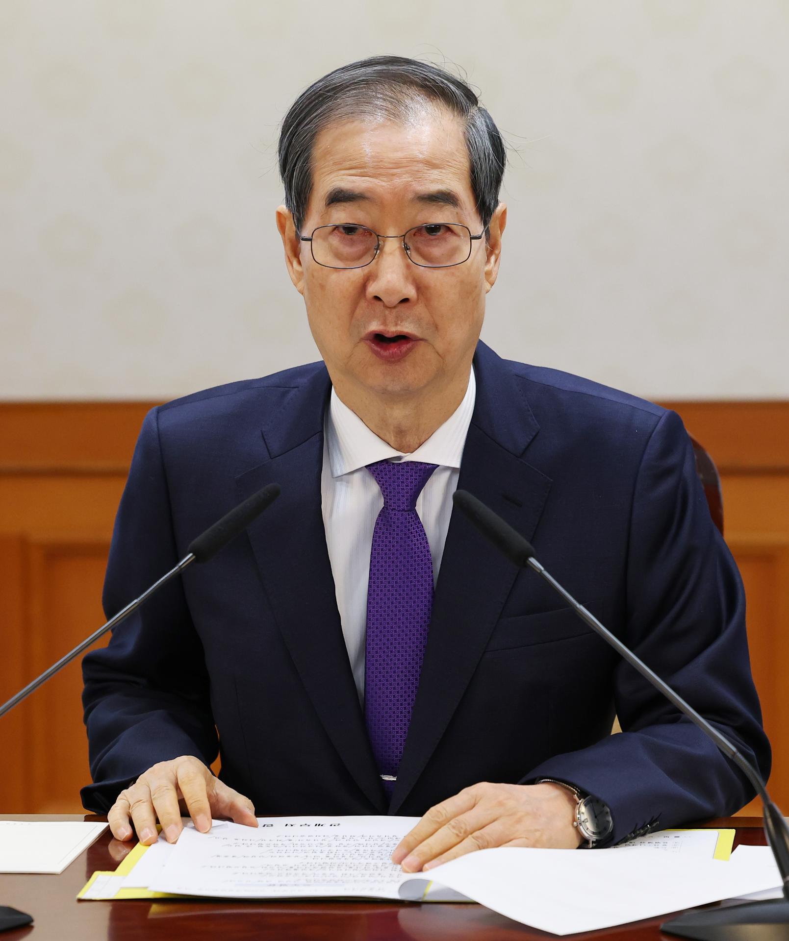 El presidente interino de Corea del Sur, Han Duck-soo, asiste a una reunión de ministros en Seúl, Corea del Sur, el 2 de abril de 2025. EFE/EPA/YONHAP / POOL SOUTH KOREA OUT