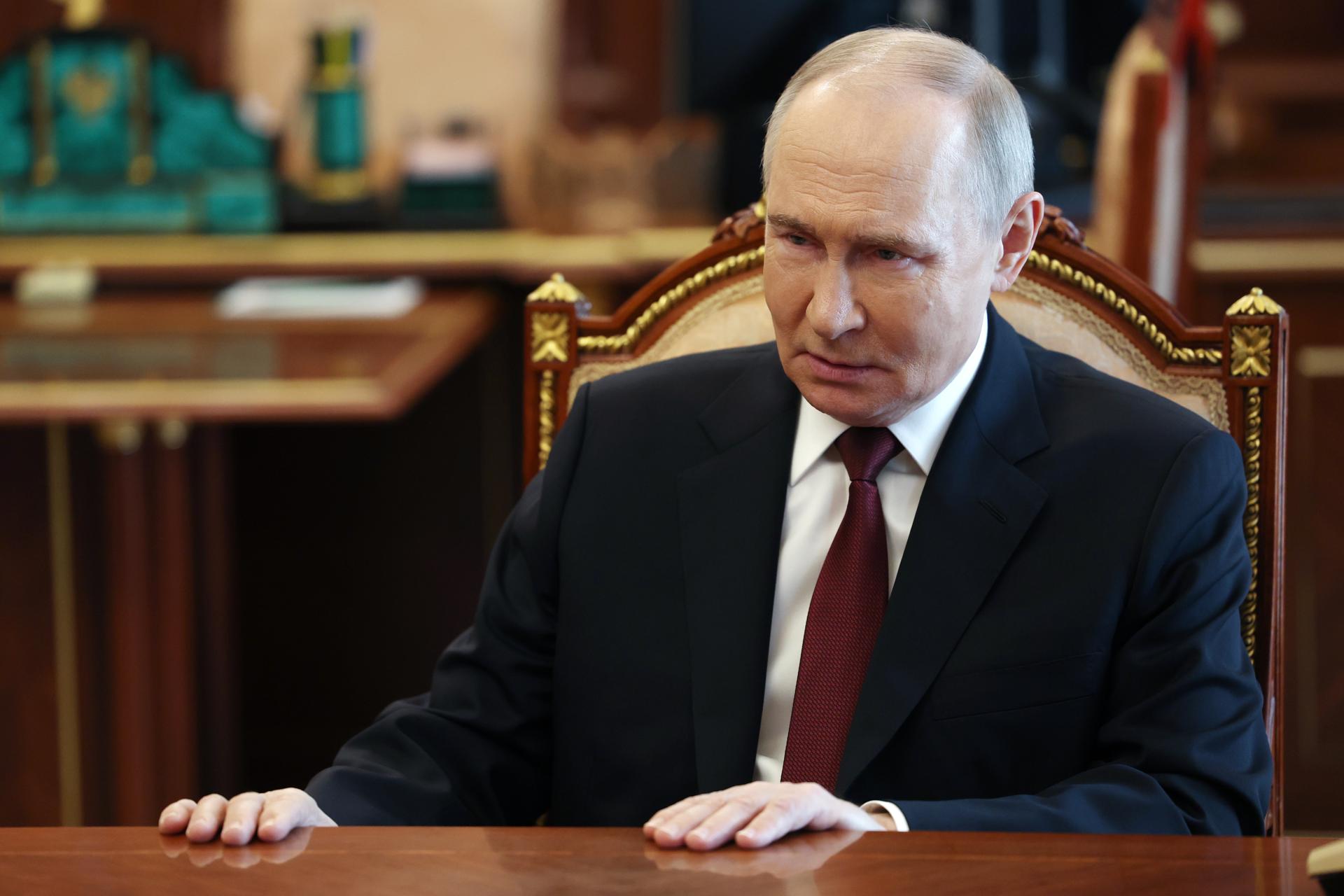 El presidente ruso Vladimir Putin durante su reunión con el Jefe del Estado Mayor de las Fuerzas Armadas Rusas, el general del ejército Valery Gerasimov, en Moscú, Rusia, 19 de abril de 2025. (Rusia, Moscú) EFE/EPA/VYACHESLAV PROKOFIEV / SPUTNIK / GRUPO DEL KREMLIN