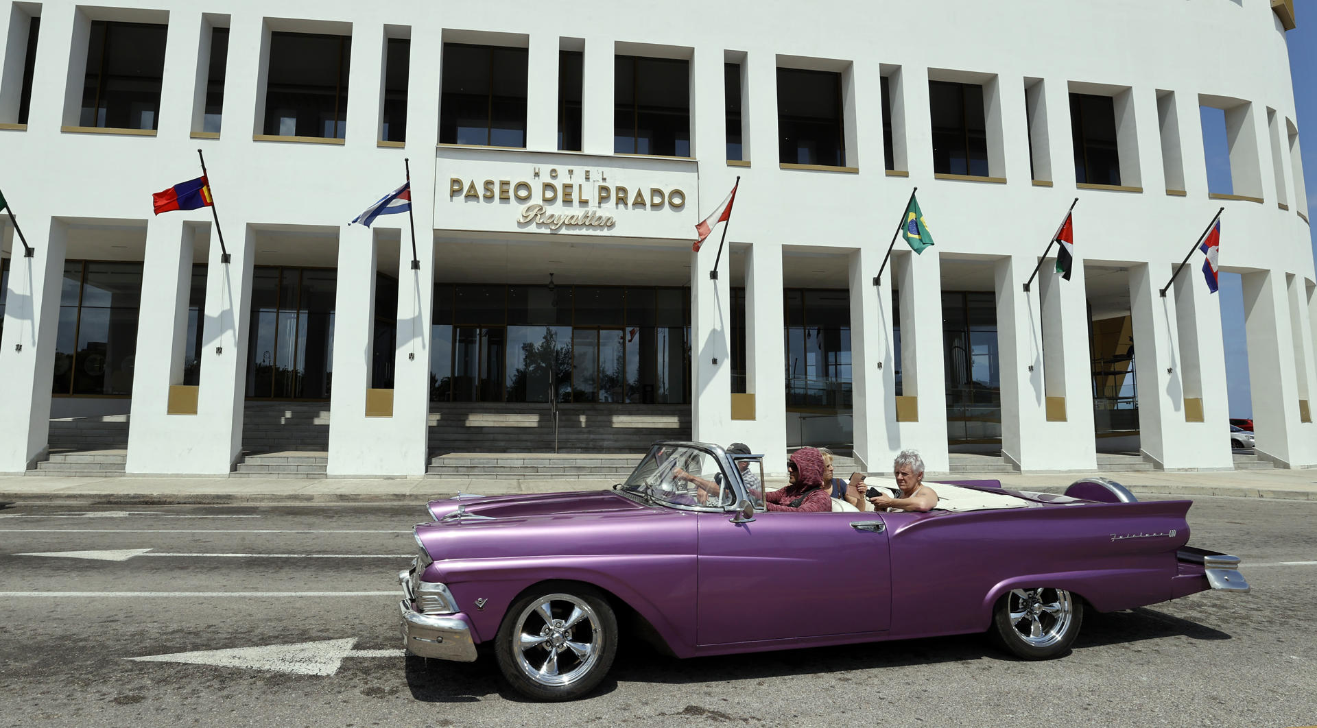 uristas pasean en un auto clásico este viernes, en una calle de La Habana (Cuba). EFE/ Ernesto Mastrascusa
