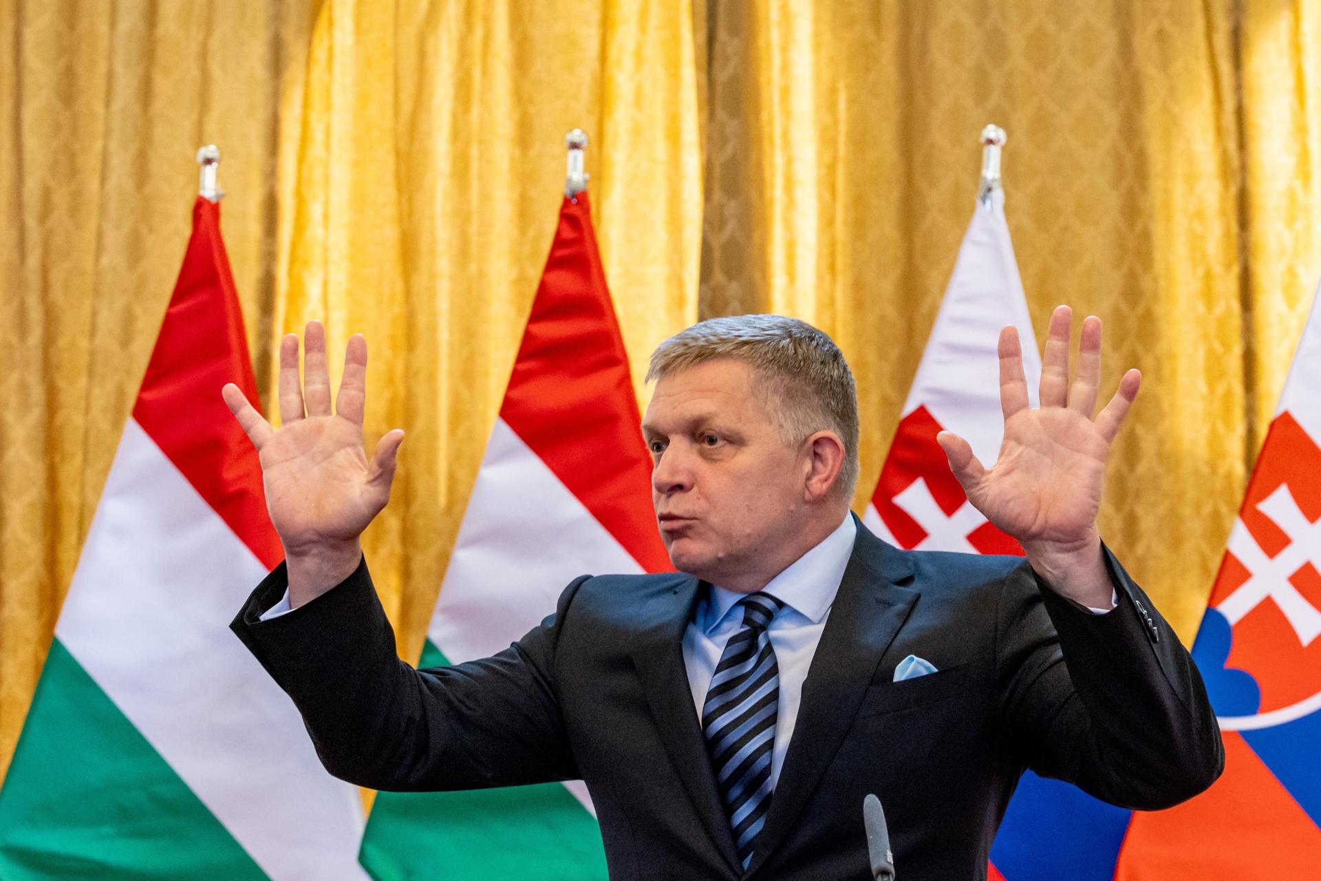 El primer ministro eslovaco Robert Fico ofrece una conferencia de prensa conjunta tras una reunión con el primer ministro húngaro en Bratislava, Eslovaquia, el 28 de abril de 2025. (Hungría, Eslovaquia) EFE/EPA/MARTIN DIVISEK
