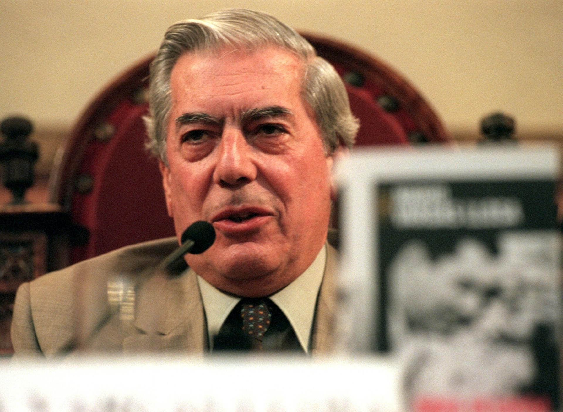 Fotografía de archivo, tomada en abril de 1999, del escritor peruano Mario Vargas Llosa, durante una conferencia, en Barcelona (España). EFE/Julióan Martín