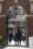 Fotografía de archivo que muestra a peatones frente a la puerta de acceso a Harvard Yard en el campus de la Universidad de Harvard en Allston, Massachusetts (EE. UU.). EFE/EPA/CJ GUNTHER