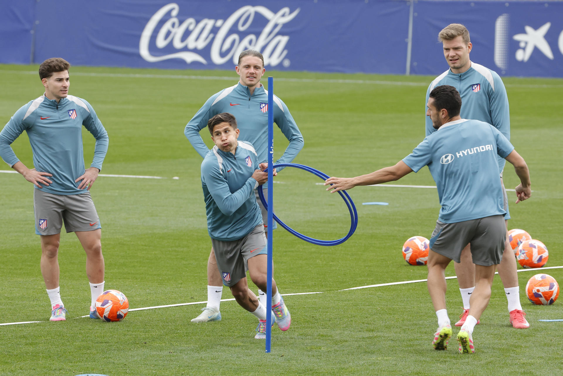 Giuliano, Julián Alvarez Sorloth, Koke y Gallagher, en un ejercicio del entrenamiento de este viernes. EFE/ Zipi