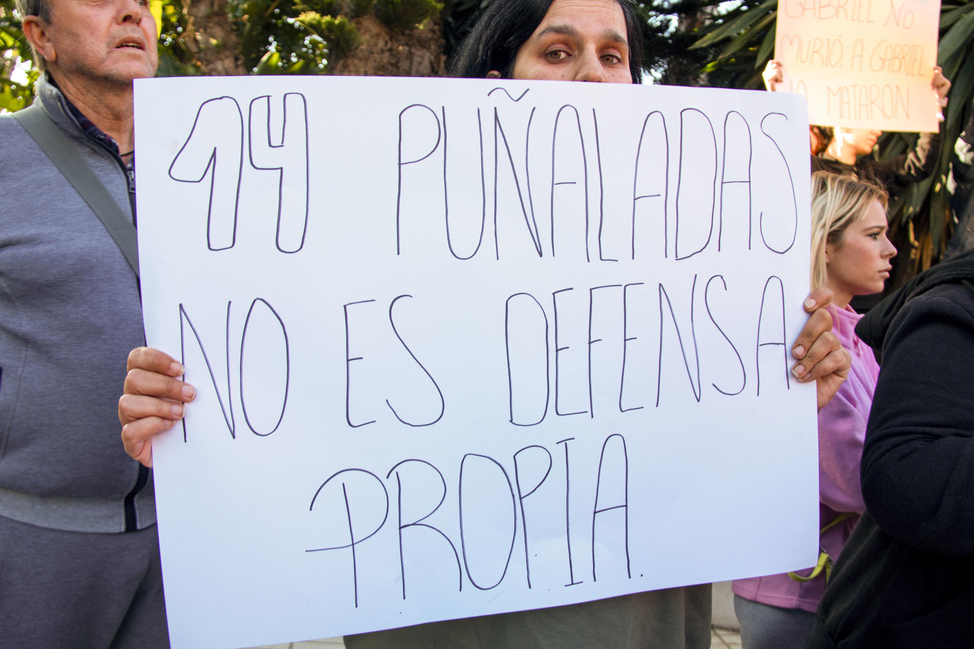 Un centenar de personas se ha concentrado ante el Juzgado de Instrucción número 1 de Almuñécar (Granada) para pedir justicia por Gabriel, el hombre de 33 años que murió el viernes pasado apuñalado por otro vecino de la localidad, conocido suyo y para quien se ha decretado prisión provisional, comunicada y sin fianza. Durante la concentración, vigilada por un amplio dispositivo de la Guardia Civil, familiares, vecinos y amigos del fallecido han exhibido pancartas con los lemas: '14 puñaladas no es defensa propia' o 'Gabriel merece justicia'. EFE/Alba Feixas