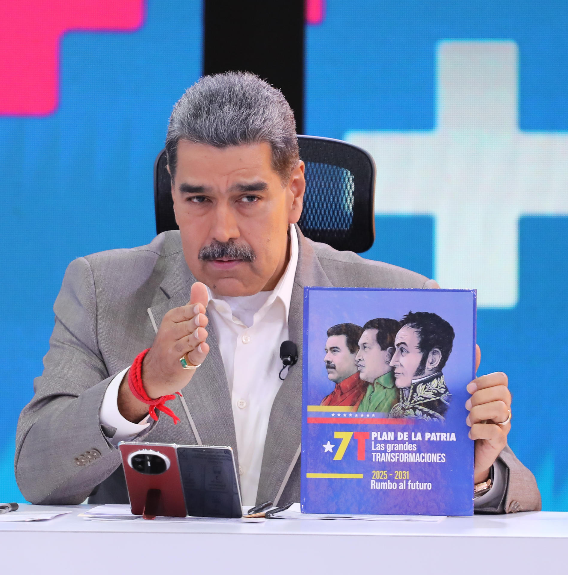 Fotografía cedida por prensa del Palacio de Miraflores del líder chavista Nicolás Maduro durante su programa semanal de televisión ´Con Maduro +´ este lunes, en Caracas (Venezuela). EFE/ Prensa Palacio de Miraflores