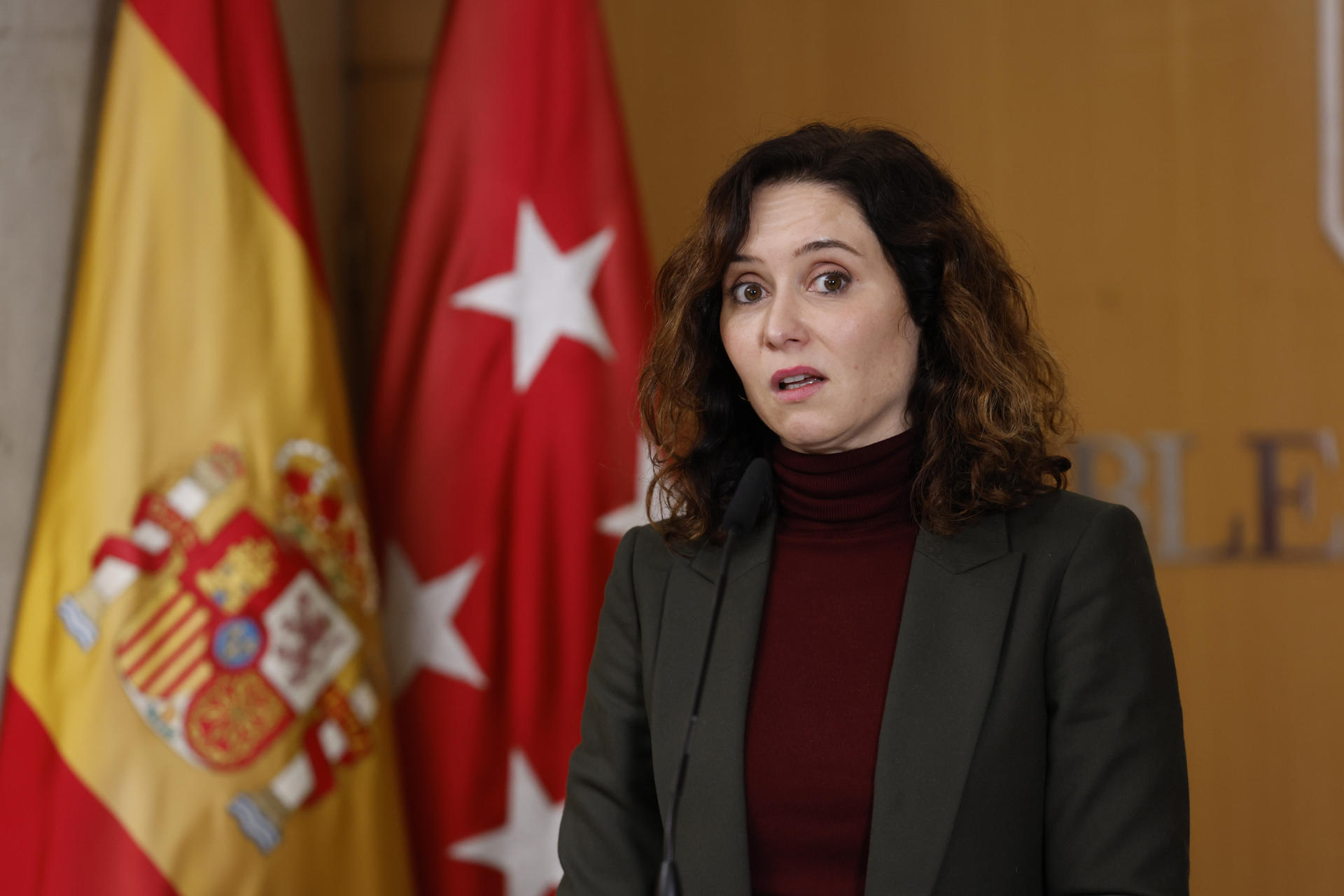 La presidenta de la Comunidad de Madrid, Isabel Díaz Ayuso, se dirige a medios de comunicación tras un pleno el pasado diciembre. EFE/ Javier Lizón