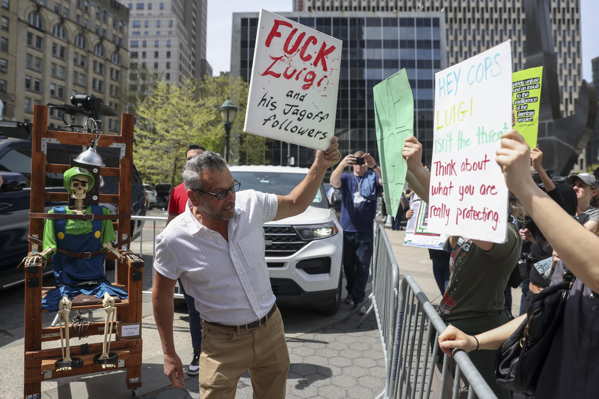 Manifestantes a favor y en contra de Luigi Mangione se reúnen frente a un tribunal federal durante una audiencia para Luigi Mangione en Nueva York, Nueva York, EE.UU., el 25 de abril de 2025.
EFE/EPA/SARAH YENESEL