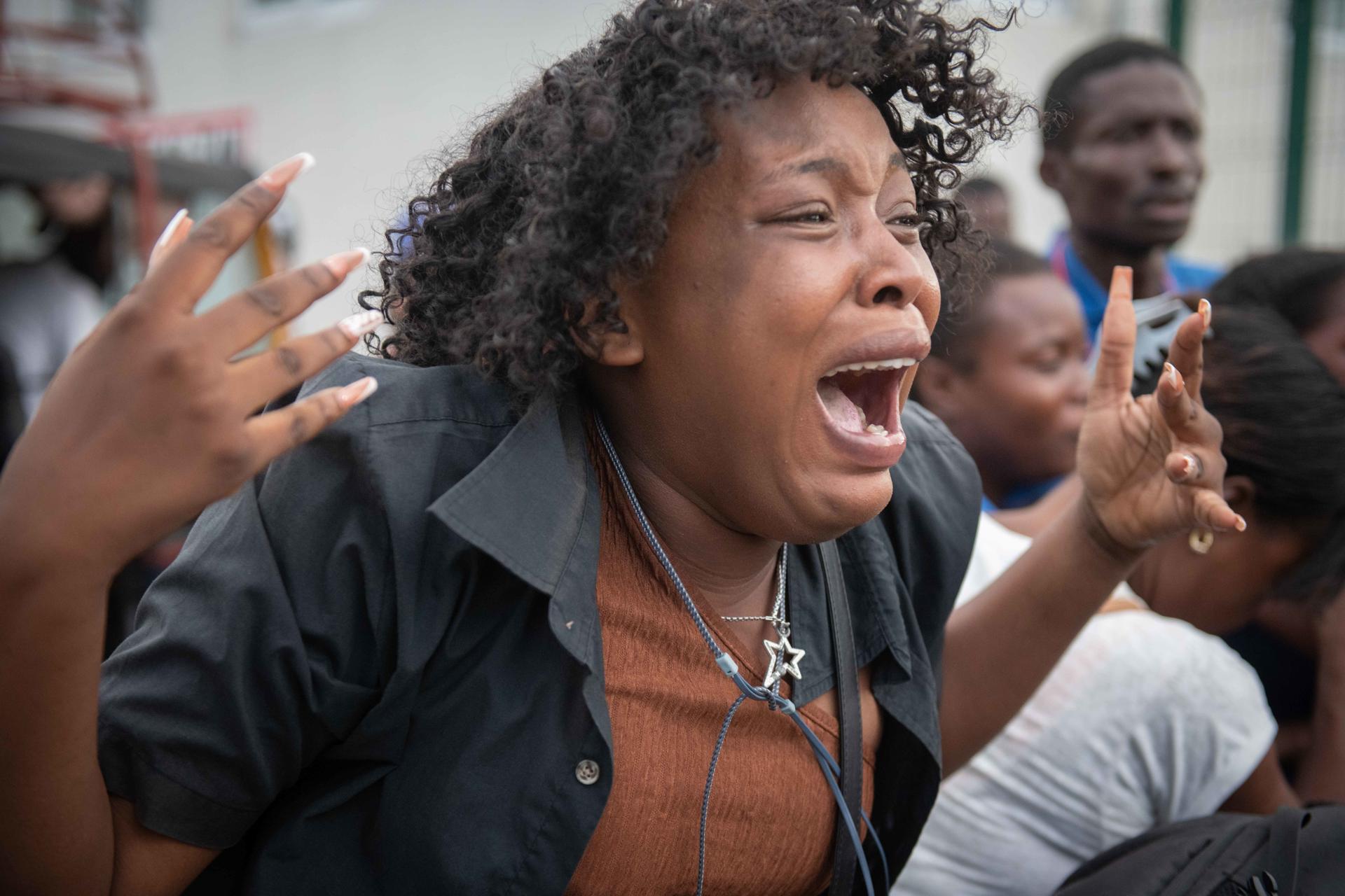 Fotografía de archivo de la esposa de un periodista asesinado llorando en Puerto Príncipe (Haití). EFE/ Johnson Sabin