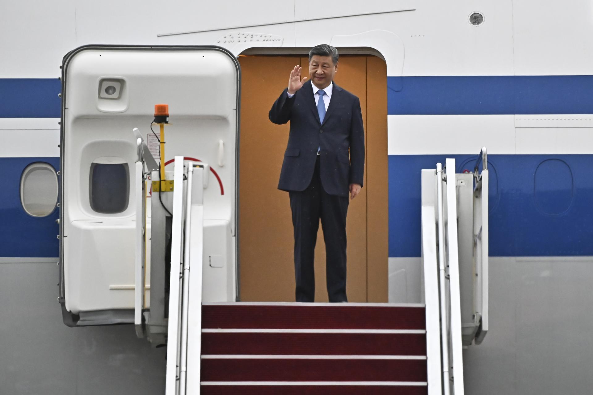 Fotografía de archivo, tomada el 15/04/2025, del presidente de China, Xi Jinping, en su llegada a Kuala Lumpur para una visita de tres días a Malasia. EFE/EPA/SHAIFUL NIZAL ISMAIL /INFORMATION DEPARTMENT MALAYSIA/ HANDOUT HANDOUT EDITORIAL USE ONLY/NO SALES