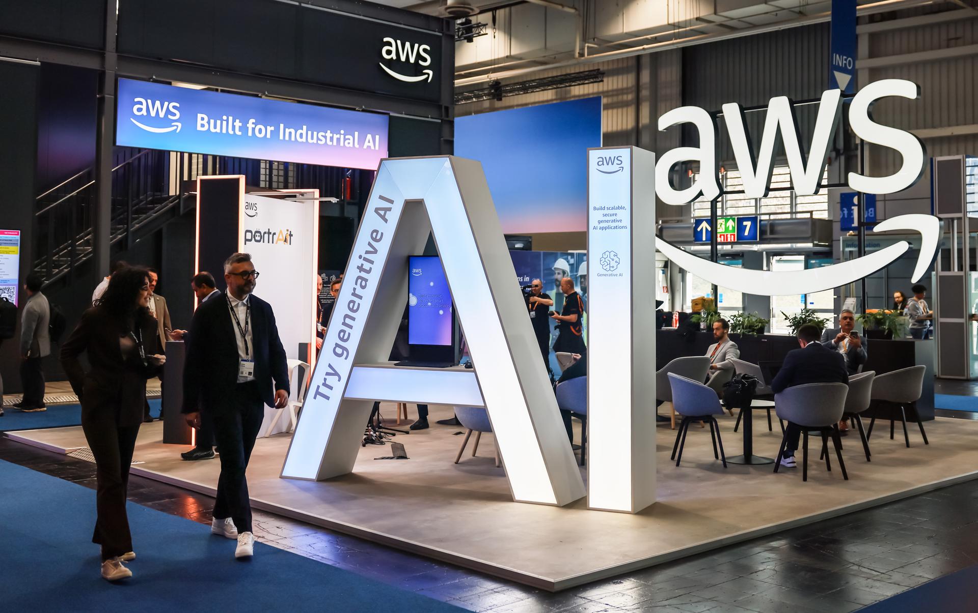 Imagen de archivo de un anuncio de IA en el pabellón de Amazon en la Feria de tecnología de Hanover. EFE/EPA/HANNIBAL HANSCHKE