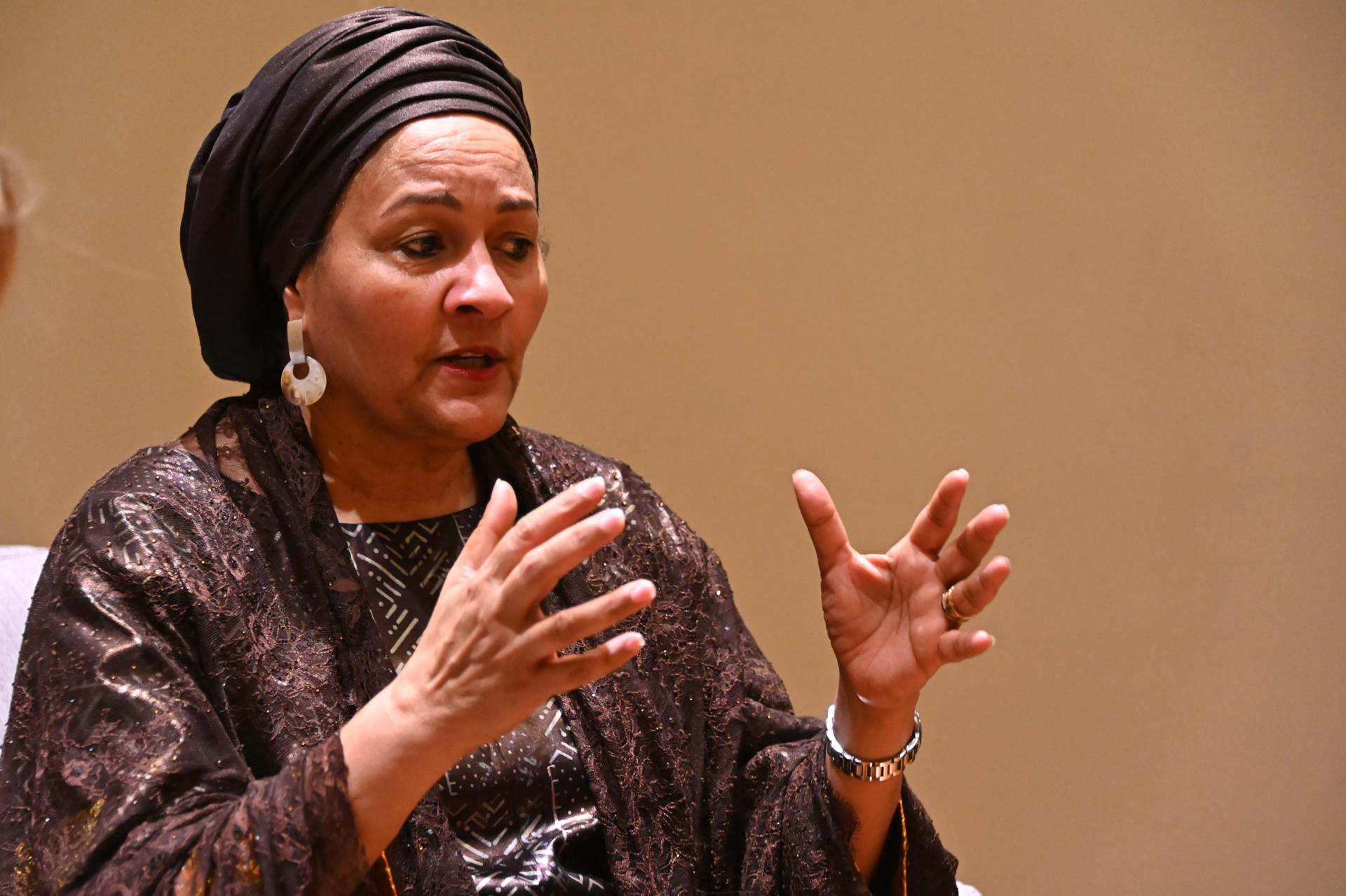 La vicesecretaria general de las Naciones Unidas, Amina Mohammed, habla durante una entrevista con EFE este lunes, en la sede del organismo en Montevideo (Uruguay). EFE/ Federico Gutiérrez