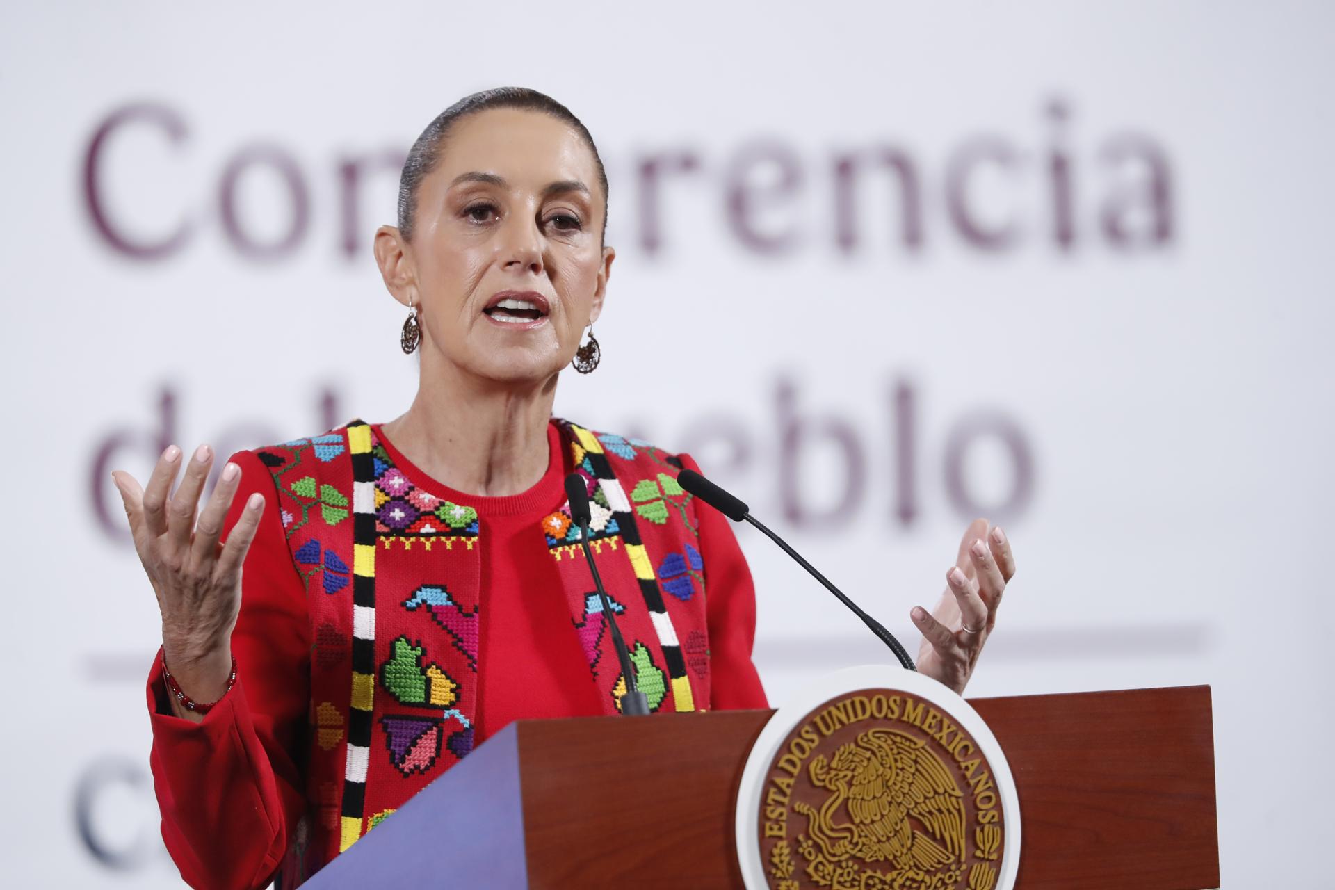 La presidenta de México, Claudia Sheinbaum habla este viernes, durante una rueda de prensa en Palacio Nacional de la Ciudad de México (México). EFE/ Mario Guzmán