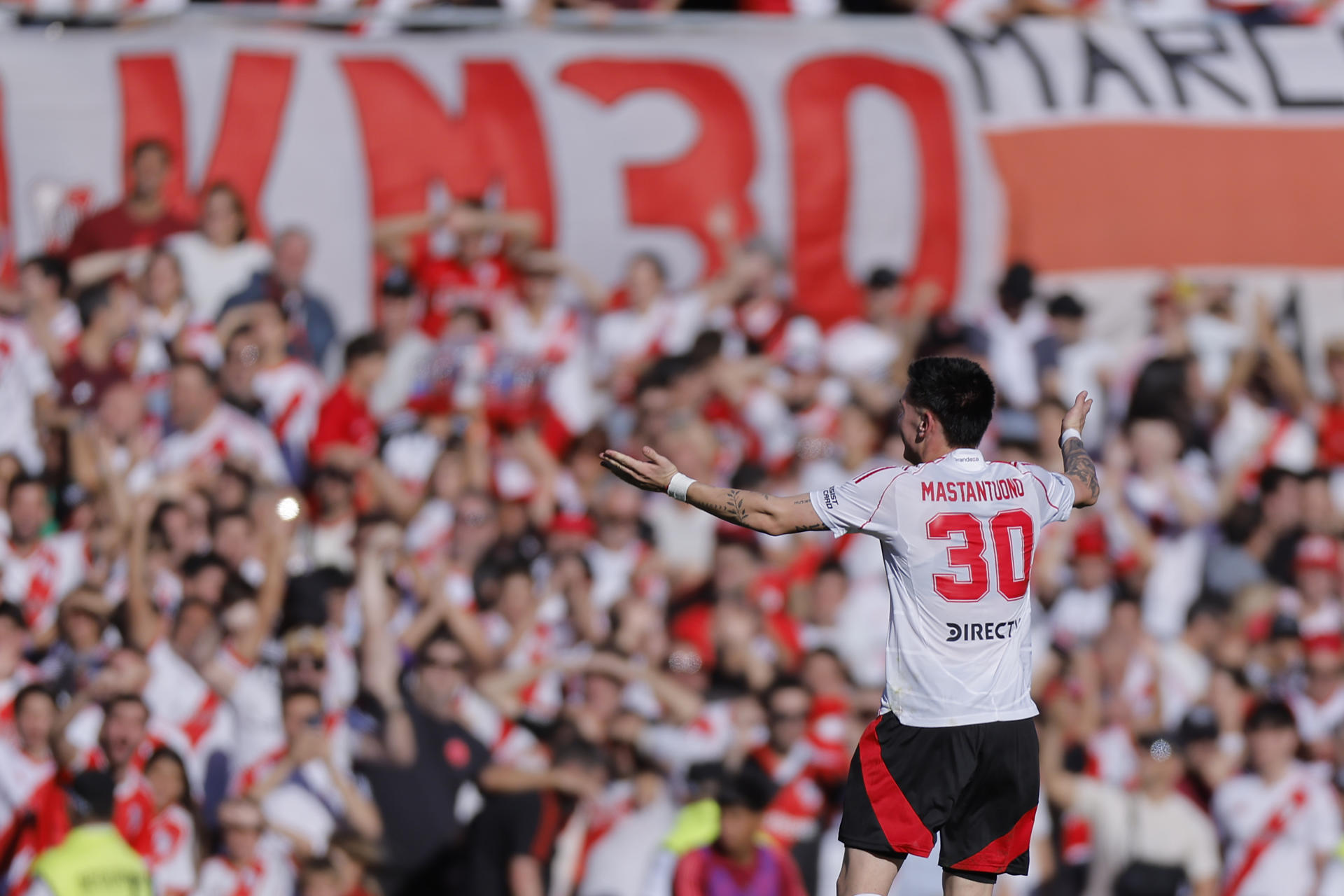 Franco Mastantuono (d) de River Plate celebra tras anotar un gol durante un partido del Torneo Apertura de la Liga de Argentina. EFE/ Juan Ignacio Roncoroni