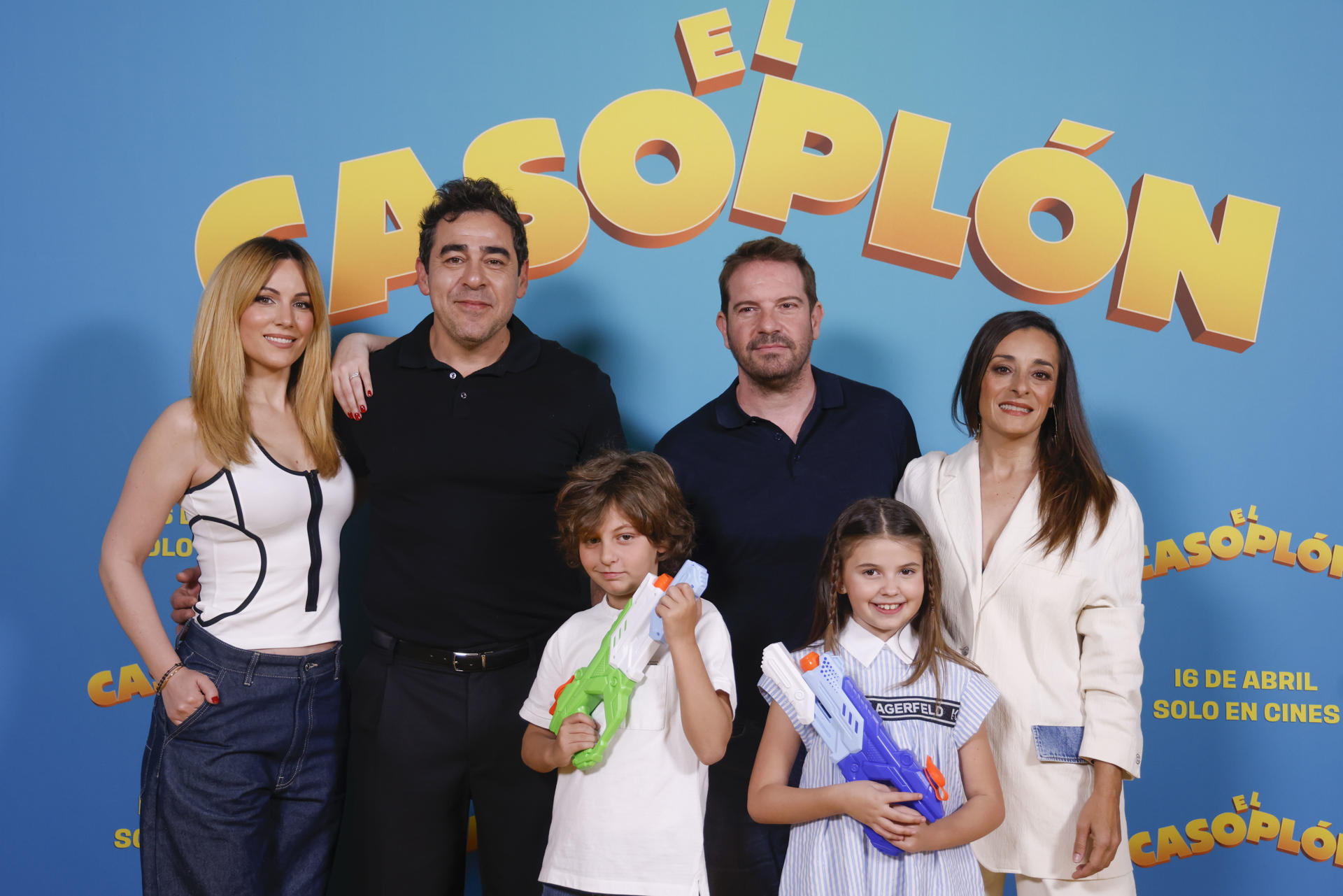El director de cine Joaquín Mazón (2d) posa con los intérpretes (de izq a der) Edurne, Pablo Chiapella, Álvaro Lafuente (delante), Nerea Pascual (delante) y Raquel Guerrero durante la presentación de la película 'El Casoplón'. EFE/ Blanca Millez