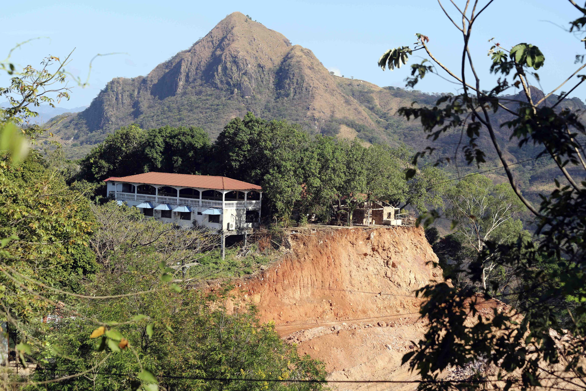Fotografía del 6 de marzo de 2025 que muestra cortes en una montaña de donde extraen tierra en una mina a cielo abierto, en el municipio El Corpus (Honduras). EFE/ Germán Reyes