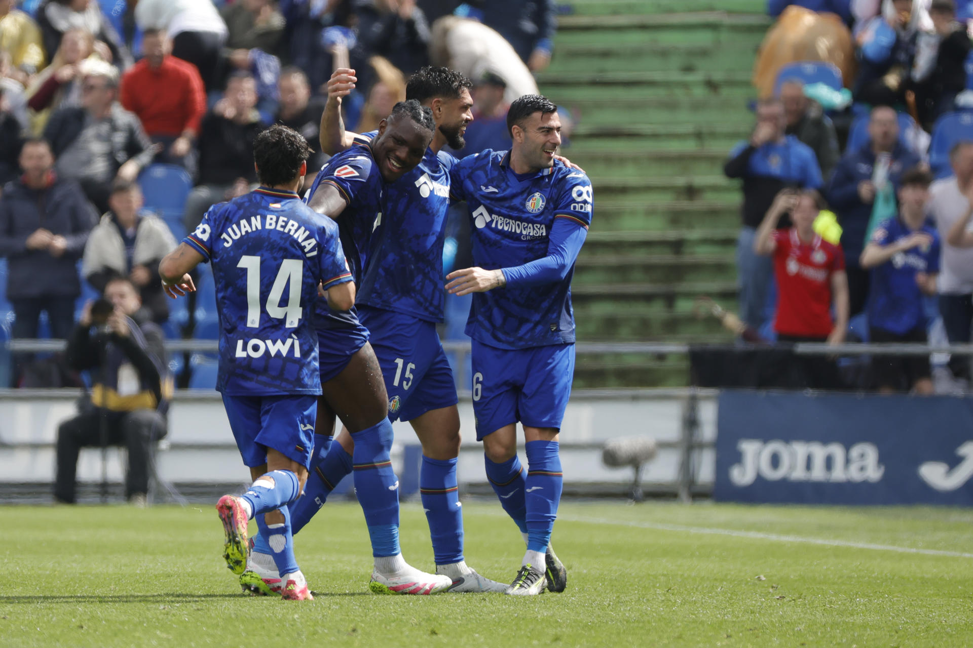 El defensa del Getafe Omar Alderete (2d) celebra junto a sus compañeros tras marcar el 1-0 durante el encuentro de la jornada 31 de LaLiga EA Sports entre Getafe CF y UD Las Palmas, este sábado en el Coliseum de Getafe, en Madrid. EFE/ Zipi