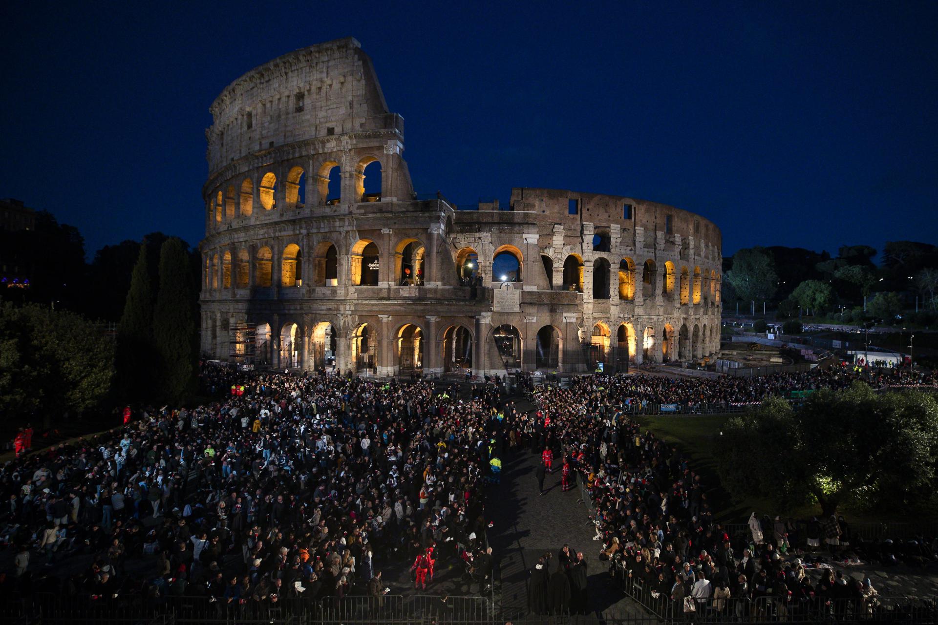 Los fieles asisten a la 'Via Crucis', la procesión de antorchas del 'Camino de la Cruz', el Viernes Santo frente al Coliseo en Roma, Italia, el 18 de abril de 2025. EFE/EPA/ANGELO CARCONI