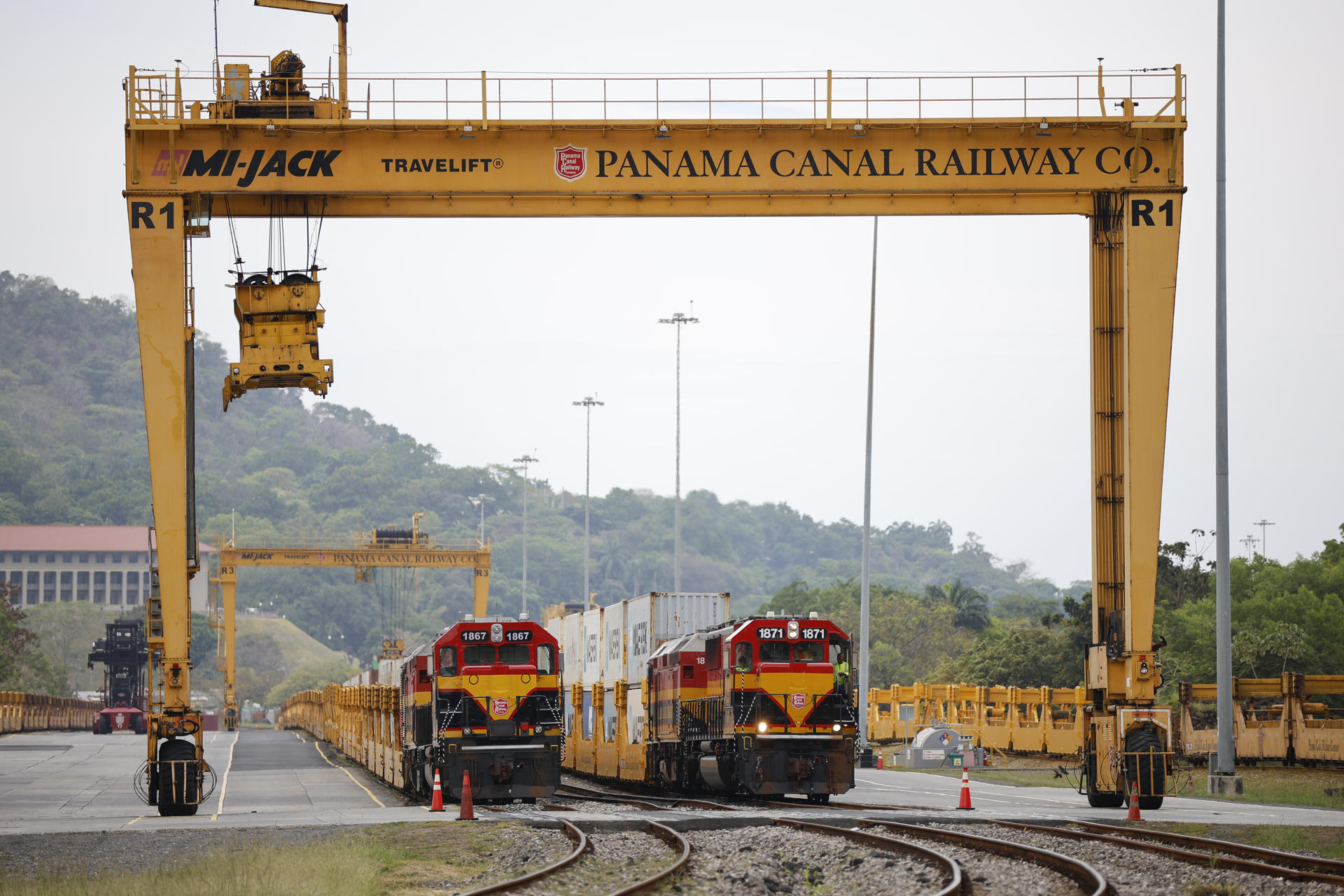 Fotografía que muestra trenes de la empresa Panama Canal Railway Company este viernes, en ciudad de Panamá (Panamá). EFE/ Bienvenido Velasco