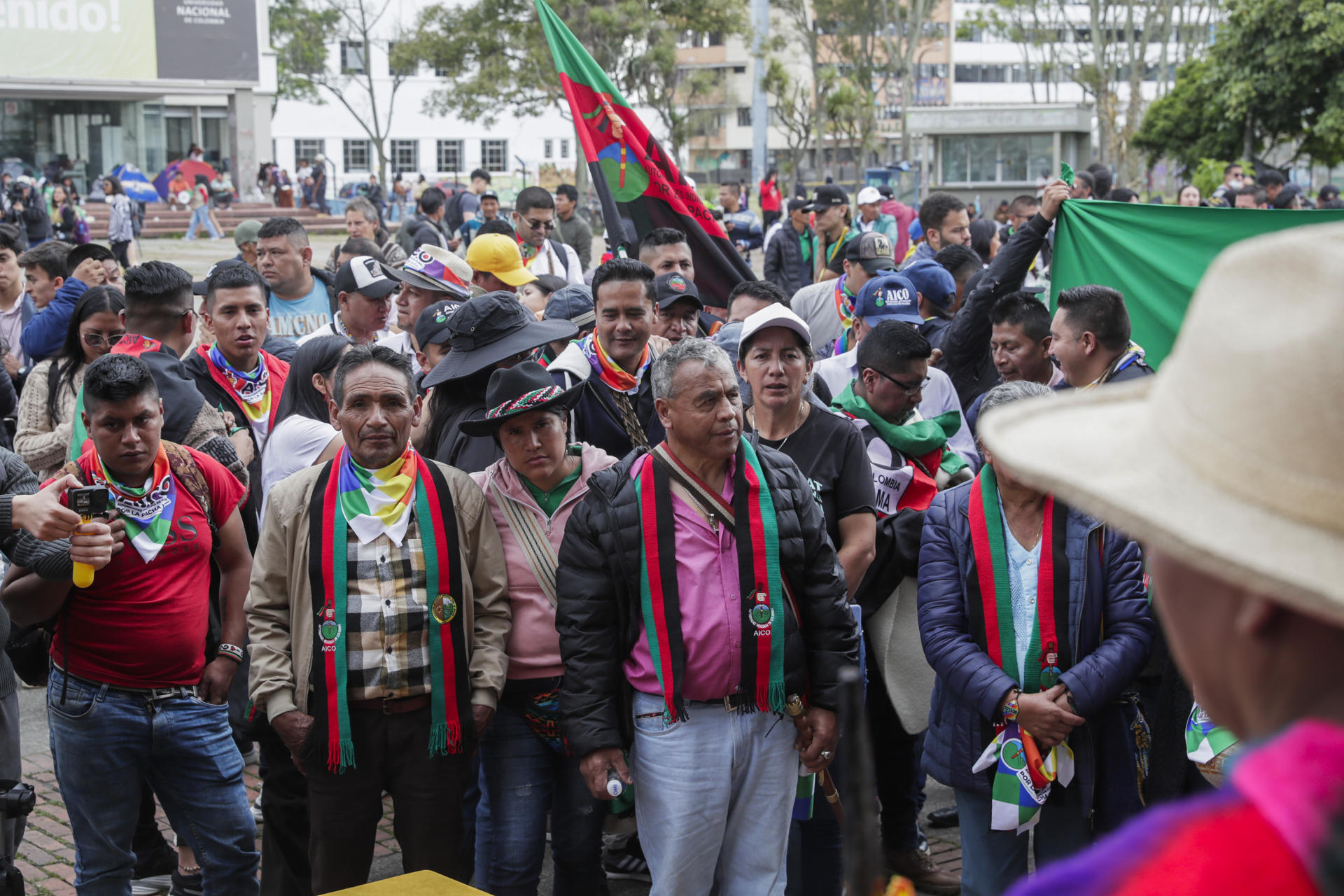 Decenas de indígenas colombianos fueron captados el pasado 28 de abril en las instalaciones de la Universidad Nacional, antes de participar en las marchas del 1 de mayo, en Bogotá (Colombia). EFE/Carlos Ortega