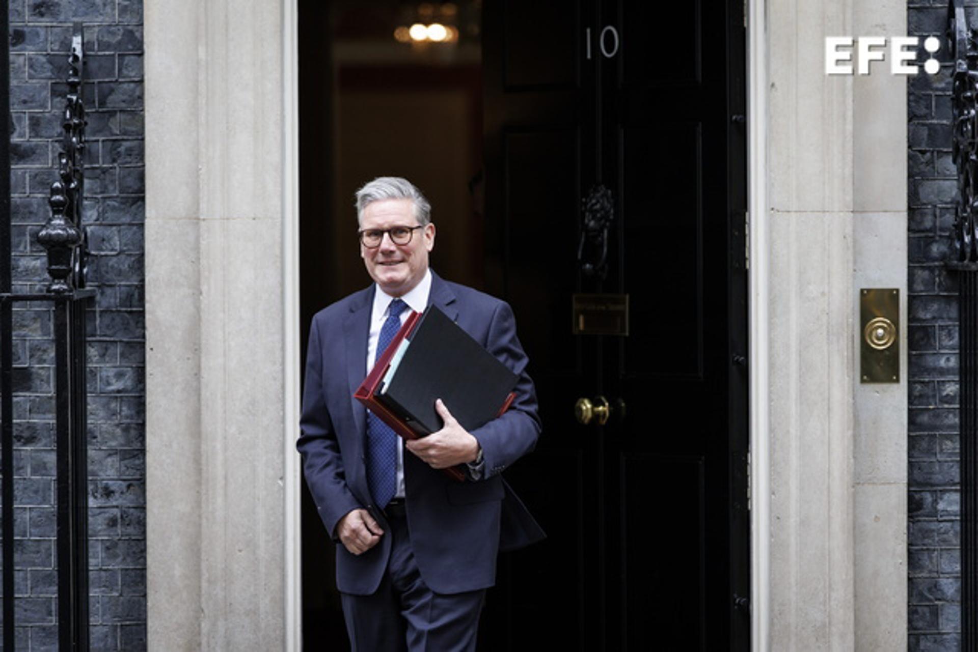 - El primer ministro británico, Keri Starmer, sale este miércoles de su residencia oficial en el número 10 de Downing Street EFE/EPA/TOLGA AKMEN