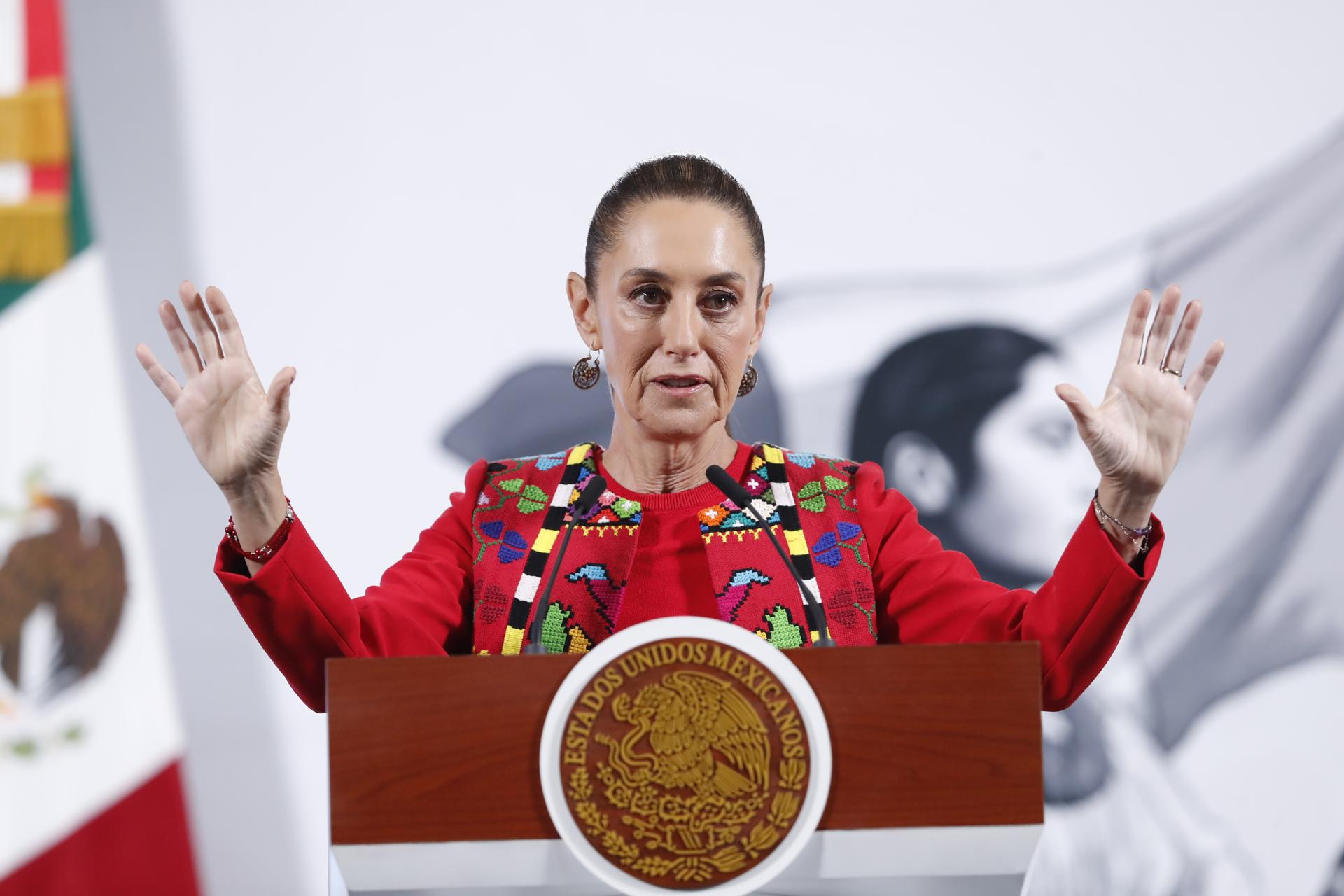 La presidenta de México, Claudia Sheinbaum, habla este viernes, durante una rueda de prensa en Palacio Nacional de la Ciudad de México (México). EFE/ Mario Guzmán