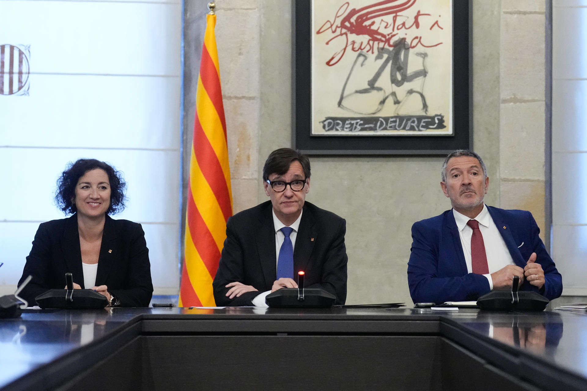 El presidente de la Generalitat, Salvador Illa, junto a los consellers de Economía y Finanzas, Alícia Romero (i), y de Empresa y Trabajo, Miquel Sàmper (d), durante la reunión extraordinaria del Consejo de Diálogo Social de Cataluña, con representantes de Foment del Treball, Pimec, CCOO y UGT, para explicar las acciones previstas para responder a la guerra arancelaria anunciada por el presidente de los EEUU, Donald Trump. EFE/Enric Fontcuberta