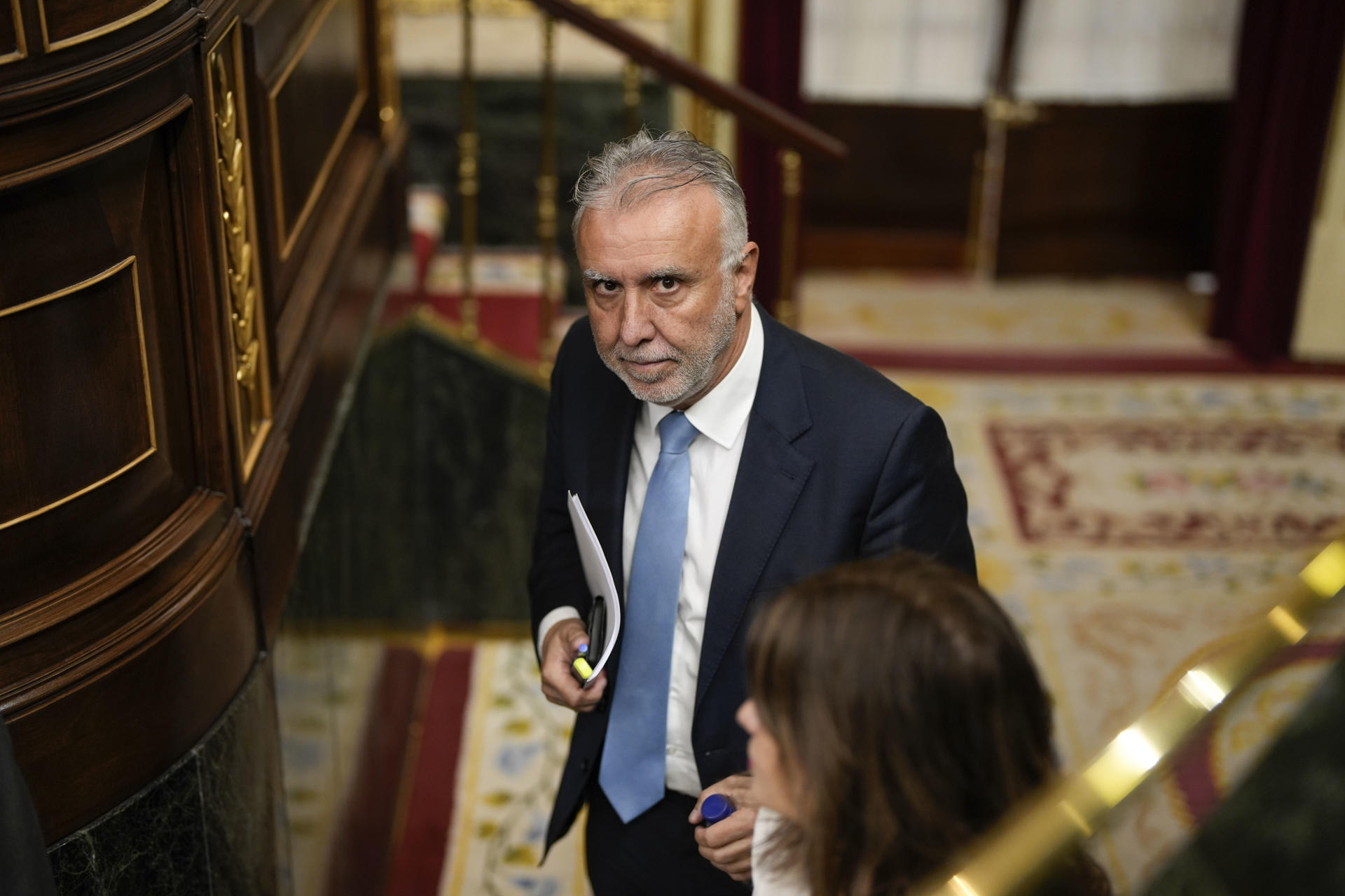 El ministro de Política Territorial, Ángel Víctor Torres a su llegada al pleno celebrado este jueves en el Congreso de los Diputados en Madrid. EFE/ Borja Sanchez-Trillo