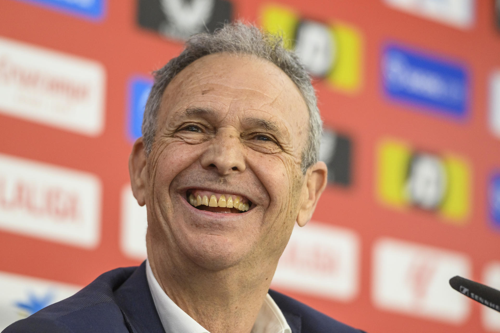 Joaquín Caparrós, el pasado lunes, durante su presentación como nuevo entrenador del Sevilla en el estadio Sánchez Pizjuán. EFE/Raúl Caro