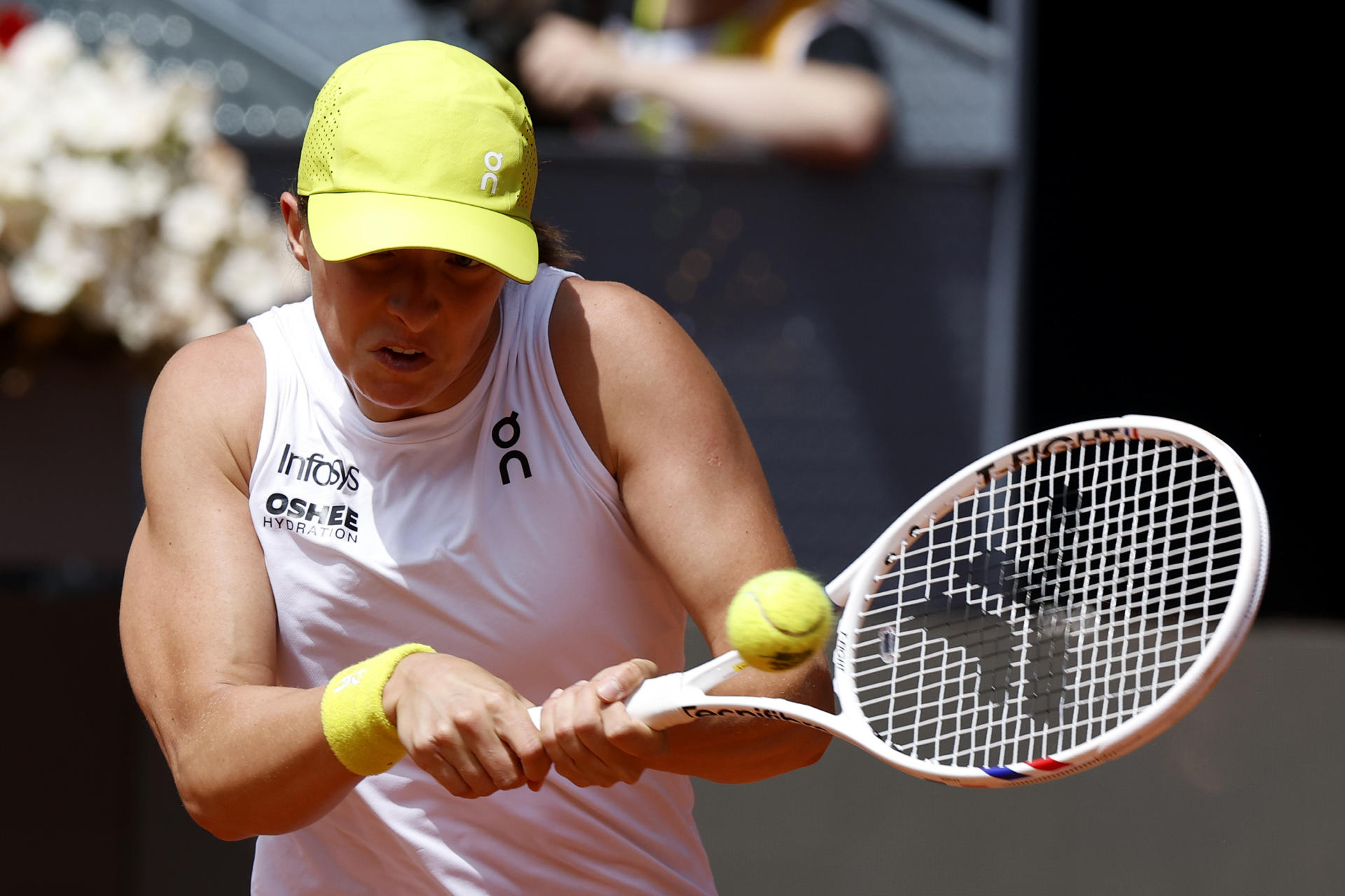La tenista polaca Iga Swiatek devuelve la bola a la estadounidense Madison Keys durante el partido de cuartos de final individual femenina del Mutua Madrid Open este miércoles en la Caja Mágica en Madrid. EFE/ Chema Moya