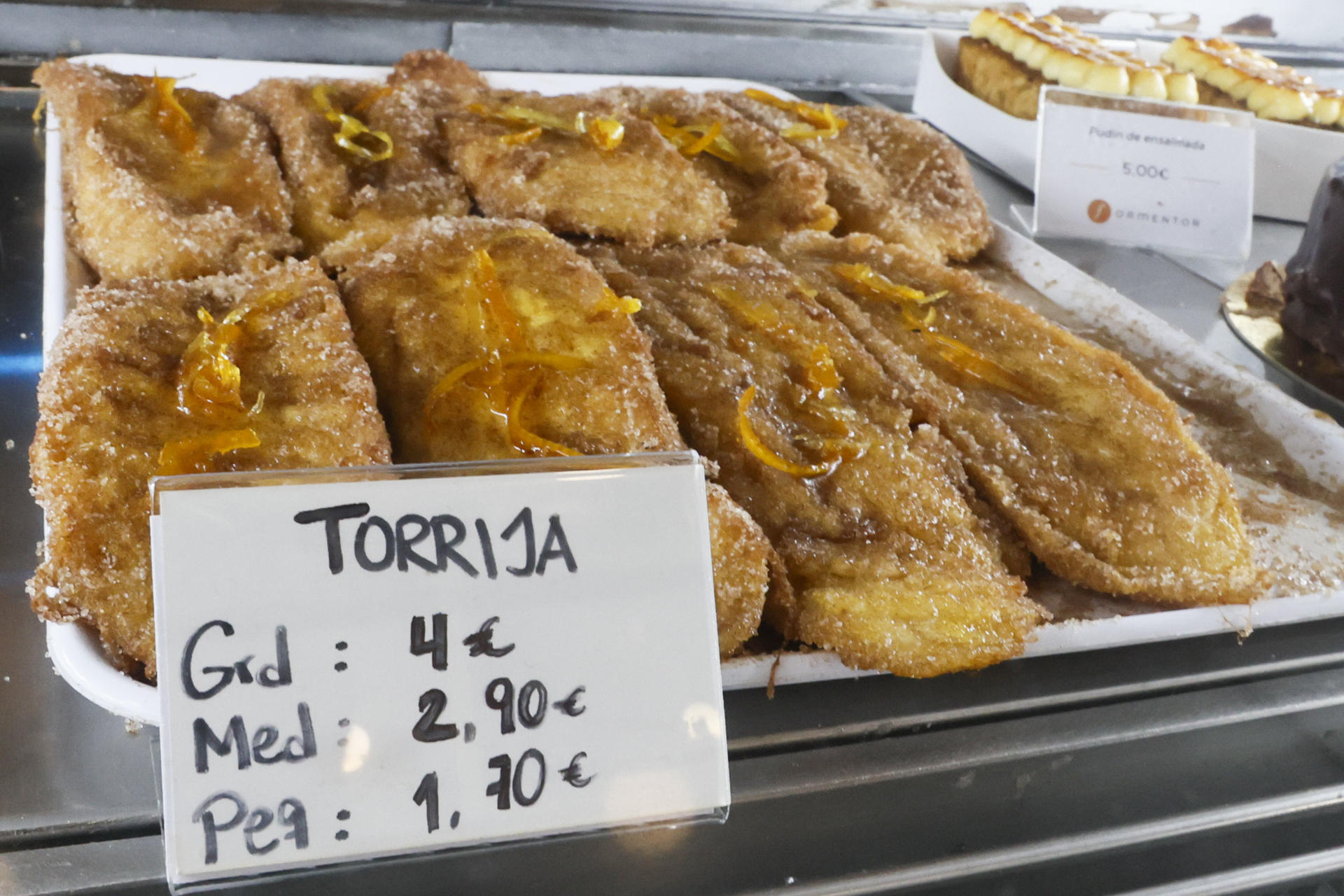 Imagen de torrijas en la pastelería Formentor de Madrid, ganadoras de las mejores torrija tradicionales de la capital española de 2024. Dulce humilde elaborado originalmente con pan duro, leche y azúcar, la torrija se ha convertido en un emblema de la gastronomía española, capaz de combinar historia, religiosidad popular, memoria familiar e innovación culinaria. EFE/Fernando Alvarado